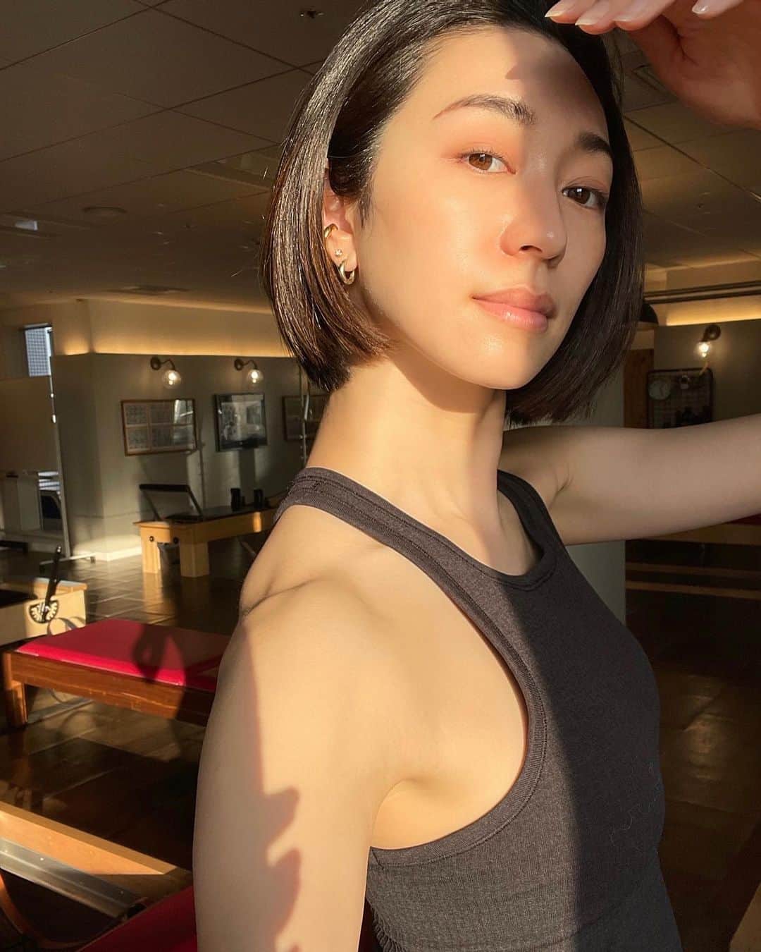 熊澤枝里子のインスタグラム：「今日は全国的に、春を通り越して夏な1日でしたね🌈  日本の四季は表情をくるくる変えて本当に美しいなぁ🌸 光も初夏でしたね！ 夕陽の光と影が好き🤍🖤」