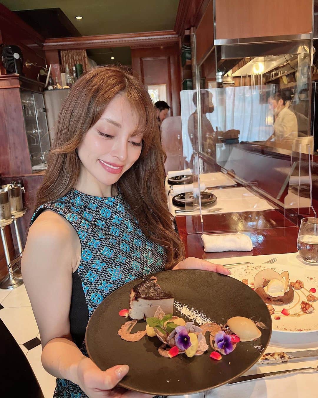 大迫麗香のインスタグラム：「良いドライヤー見つけたから紹介するょ☺️ 大風量なのに静かなドライヤー✨ そして髪も潤うみたい✨ 楽しみ～✨ 早く届かないかな！ 最近、サウナブームだし、 銭湯のドライヤーってなかなか乾かないから、 持ち運びできて良き😍  今ならMakuakeで販売中みたいだょ✨ しかも個数限定で最大50％OFF 😳  URL　https://www.makuake.com/project/sizuka  #ドライヤー #ヘアドライヤー #持ち運びドライヤー #美容 #ヘアケア」