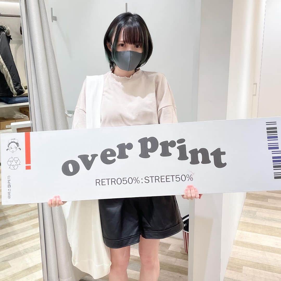 のインスタグラム：「over printさんの 展示会お邪魔してきました〜🥴 ワークショップで自分だけのトートバッグ作らせてもらいましたっ！楽しかった！ 新作もめちょかわだった！  #overprint」