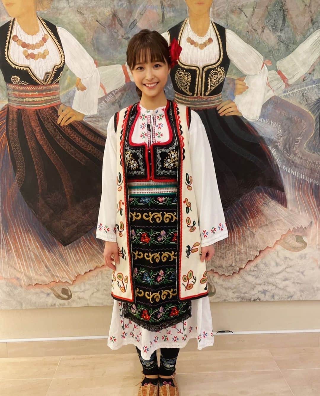 渡邊渚さんのインスタグラム写真 渡邊渚instagram 今月のyoutubeチャンネル Worldbuzzcooking はセルビア編 セルビアの民族衣装を着ました 柄はすべて刺繍で とっても細かくてかわいかったです 靴下はもこもこで ここにも小さな刺繍が 着心地抜群で