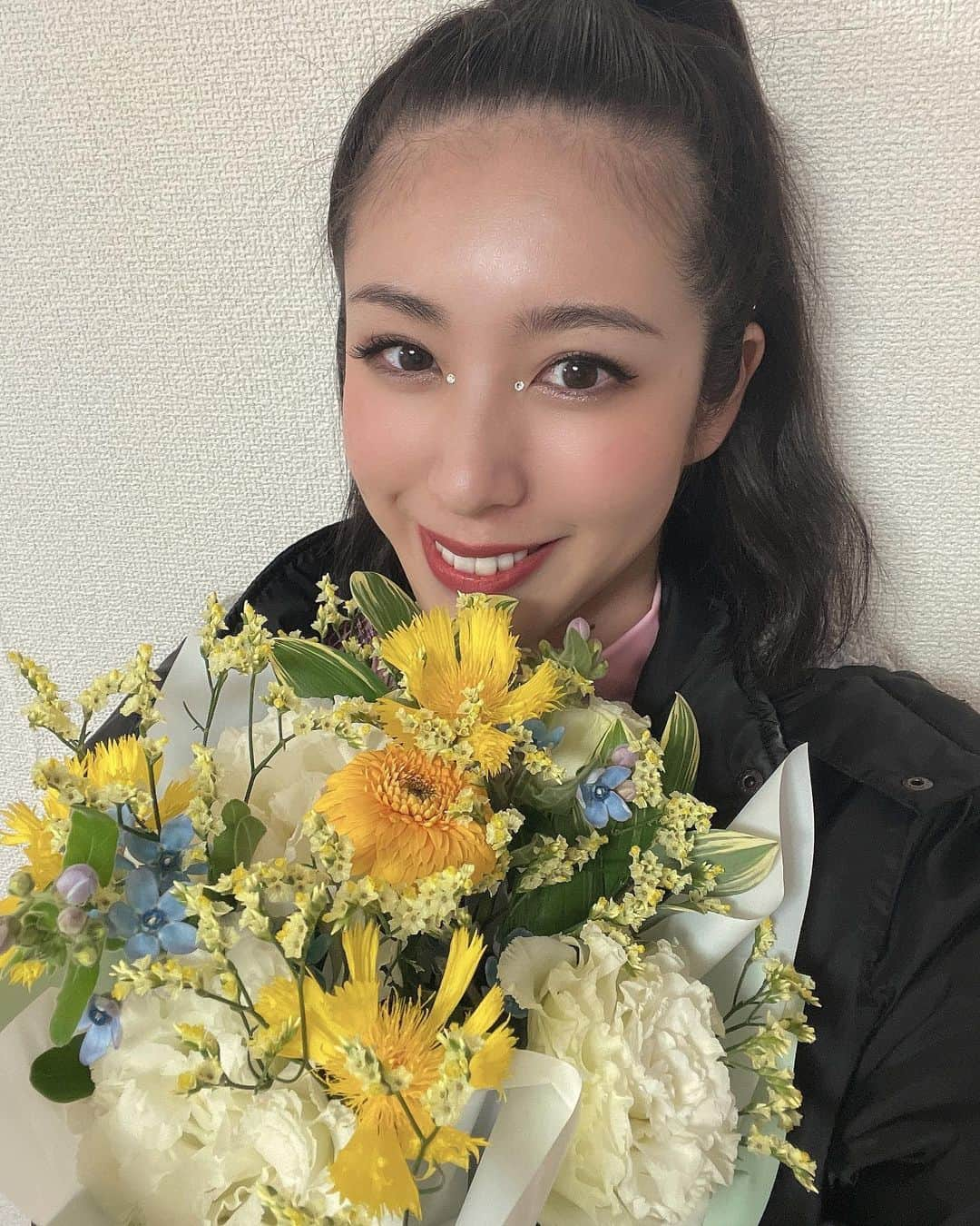 CHIAKIさんのインスタグラム写真 - (CHIAKIInstagram)「今月4月で ステージデビュー1周年を迎えました🙏🏻  octagonの出番終わりに、いつも応援して下さっている方が素敵な花束を💐🤍 地方遠征に行かせて貰えたり 立ちたかったステージやイベントに出れたり 一歩一歩ですがステップアップ出来ているのは、応援して下さる皆さまのお陰です🌸 いつもありがとうございます！！  そして、些細なイベント事も覚えててくれて、お祝いしてくれてありがとう😭🤍  今年は、デビュー3年目になります！ 早い！！！ まだまだ頑張ります🔥」4月9日 19時56分 - cjd_chiaki