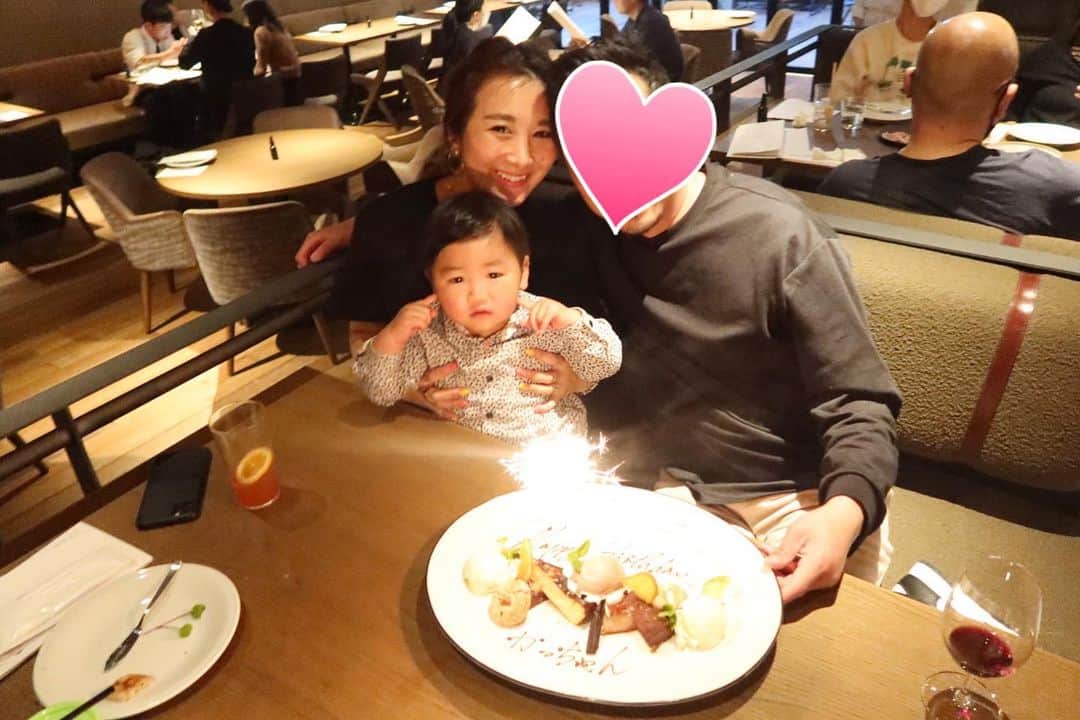 Mai Wakimizuのインスタグラム：「今日は主人の40回目のお誕生日と言うことで京都のNOHGA HOTEL @nohgahotel.kiyomizuに来ています♡夜はhotel内のレストランCICONにてbirthday dinnerを。お食事は何も食べても美味しく、特に主人が大絶賛でした！最後のプレートもとっても豪華にして頂き、デザートまで堪能出来ました＼(^o^)／ 出会った頃は主人が27歳で私が23歳。あれから随分と長い月日が経ちましたが、40代も主人らしくお仕事も育児も(笑)楽しく過ごして欲しいものです♡おめでとう♡ #happybirthday#1歳8ヶ月#nohgahotel#cicon#kyoto#京都」