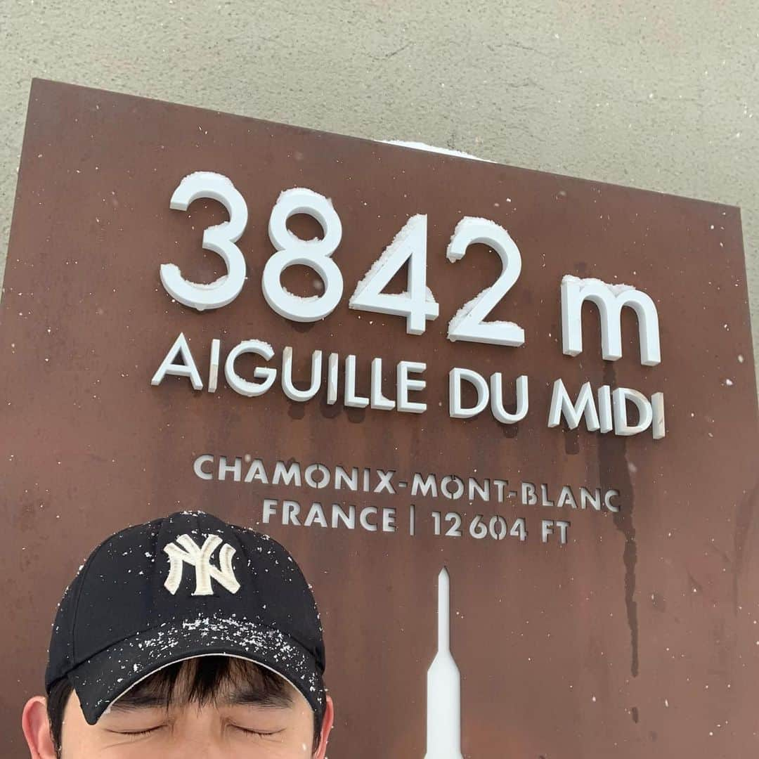 メン・セチャンさんのインスタグラム写真 - (メン・セチャンInstagram)「#프랑스 #france #8 #샤모니몽블랑 #ChamonixMontBlanc  #스위스 #이탈리아 #프랑스 가  국경을 같이 하고 있는 알프스 산맥 중  해발 3842m 지점인 #에귀디미디  물론 세계에서 제일 높은 케이블카 타고 올라왔어요 ^^ ㅋ  근데 숙취 때문인지 고산병와서 어지럽고 숨막히고 다리에 힘도  풀렸음.. 나같은 사람을 위해 산소존도 있더라고요 싱기방기   그나저나 눈이 정말 많이와서 케이블카도 저 혼자 전세내고  올라가서도 저 포함 5 명밖에 없었어요 멋진 장관은 못봤지만  고산병과 함께 마치 유명 산악인이 된 것 처럼 스릴넘치게 평생  잊지 못 할 추억을 만들었습니다 헤헤 눈, 안개, 구름 때문에  사진엔 잘 안보이지만 저게 다 낭떠러지 ㄷㄷㄷ  ps 원래 어떤 모습인지 중간에 첨부 ㅋㅋ」4月9日 19時59分 - sechang91