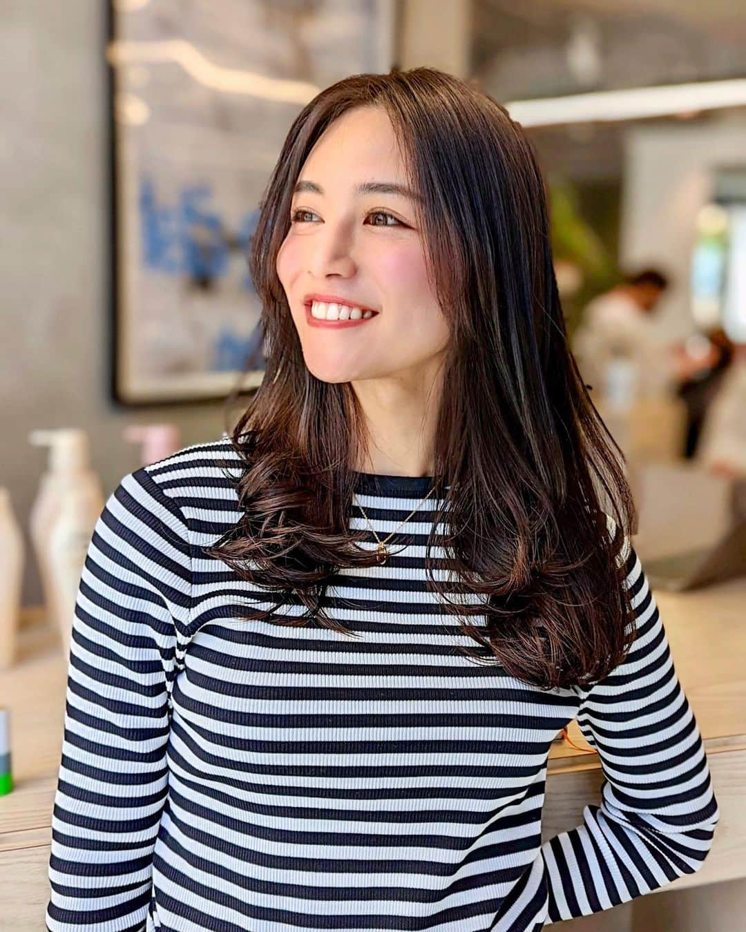 石井里奈さんのインスタグラム写真 - (石井里奈Instagram)「New HairColor💇‍♀️❤️ . 今回も @nanahair_official の松本くん @sota.nana sotaに @shiseidopro_jpn のアルティストのカラーとサブリミックのトリートメントをしてもらいました💇‍♀️❤️✨ . 今回も髪色落ちつかせてきれいな透明感ある艶髪に！いつも毎度の @shiseidopro_jpn のアルティストでカラーしてます🙆‍♀️ . トリートメントも資生堂のサブリミック✨合わせてやるのがおすすめです☺️✨ . いつも綺麗にしてくれてありがとうー💕 . tops... @milaowen_official  ボーダー可愛くてちょっぴりマイブームです😊✨ . #ヘアスタイル #ミディアムヘア #髪質改善 #枝毛 #ヘアトリートメント #ヘアカラー #ヘアオイル #ヘアアレンジ #hairstyle #ミディアムヘア #ミディアム #サロンモデル #サロモ #ヘアモデル #ロングヘア #ヘアカタログ #春カラー #春ヘア #ヘアカタ #資生堂 #shiseido #shiseidoprofessional #大人ヘア #大人女子ヘア #巻き髪 #巻き方 #乾燥対策 #保湿 #表参道 #原宿 #harajuku」4月9日 20時06分 - ri7tin1025