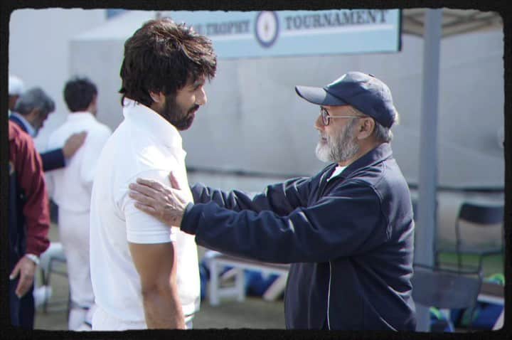 シャーヒド・カプールのインスタグラム：「When art imitates life... And life imitates art!  To play a father for the first time and working with my own father in the same film almost feels poetic… #Jersey will always be special to me for this beautiful experience ♥️🏏」