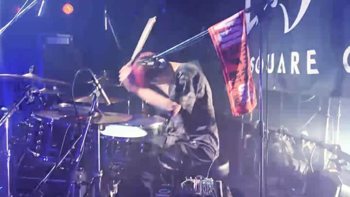 Hasshi（はっしー）のインスタグラム：「傷だらけになって 泥だらけの毎日だとしても 僕だけの火を灯せ！  もっと世に広まってほしい曲の一つ🥁  渋谷 CLUB QUATTROワンマン ありがとうございました!!🤘  ♪ONLY HERO / VOI SQUARE CAT  #drum #drummer #rock #voisquarecat #ぼいすく #ドラム #onlyhero #ヒロアカ #ライブバンド #インディーズバンド #邦ロック #邦楽ロック #邦ロック好き #ドラマー #ドラムス #sakae #sakaedrums #sakaeosakaheritage」