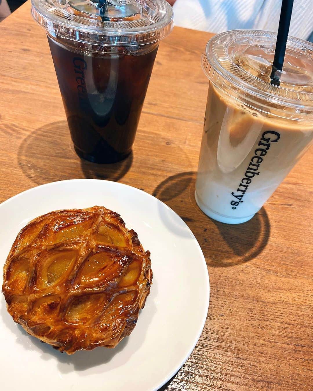 のインスタグラム：「▽ cafe🥧💕  子供が産まれて一口のサイズが倍になったのは私だけでしょうか🐷？  食べるスピードも、なんなら量も倍位になってて怖い😇  #lovecakes#cafe#sweets」