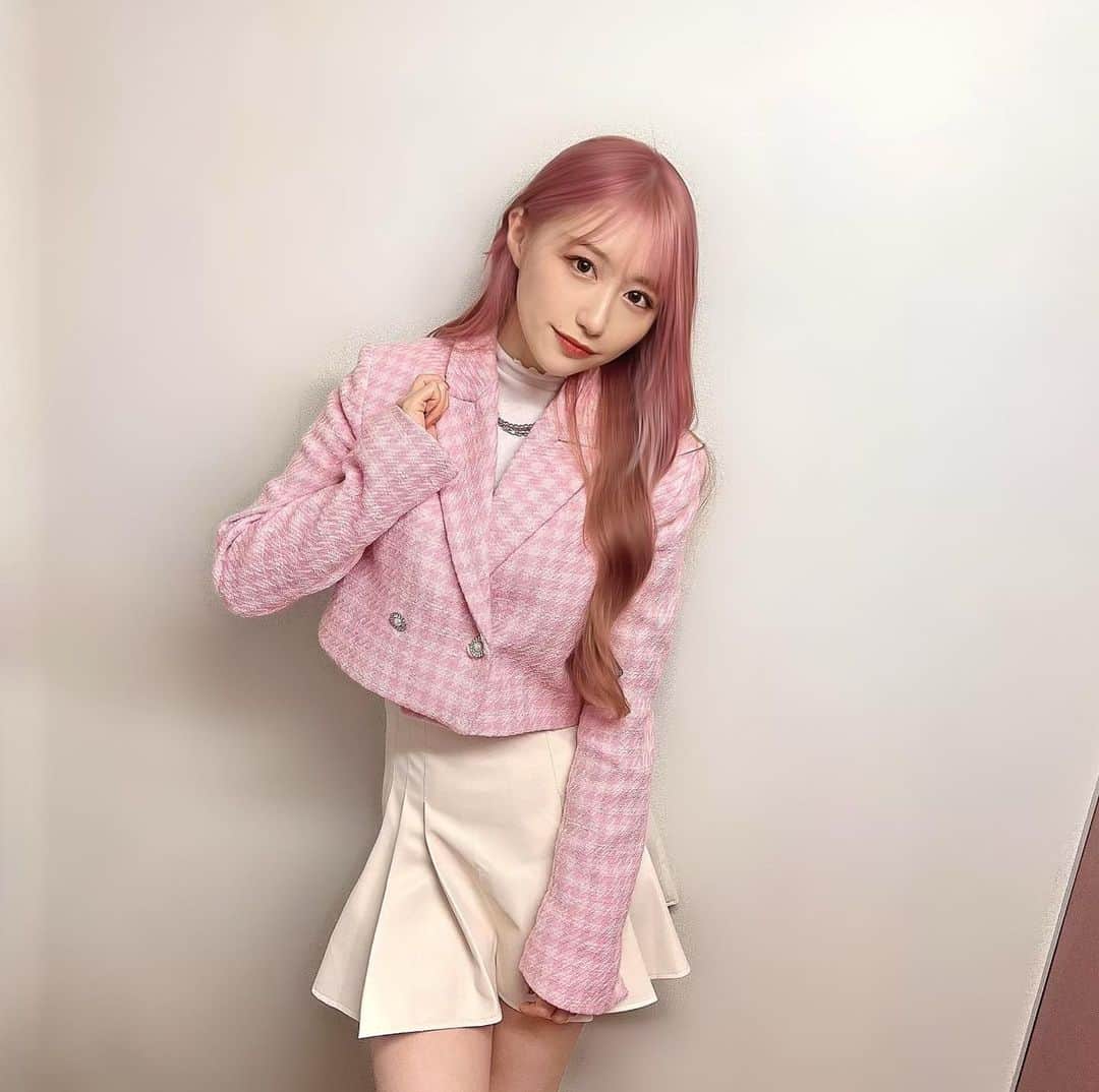 海羽凜のインスタグラム：「_  💞🌸🐰🧠🌷  髪が無敵ピンクになりました まだこれよりもっと明るいピンクになる予定だけど早くも前のフレーミングが恋しいです。。 ちょっとピンクを満喫したいと思います ☺︎🫶🏻  それはそうとジャケットかわE🥹🌸  #셀카  #얼스타그램 #교복　#코스프레  #粉红色 #可爱 #ピンクカラー #無敵ピンク  #韓国 #韓国語勉強 #韓国ファッション #網紅 #ガールクラッシュ #ﾘﾝﾎﾟﾄ #私が国プ」