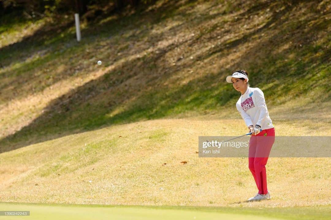 篠崎愛のインスタグラム：「Hanasaka Ladies Yanmar Golf Tournament 3位タイで終了しました！  頑張った〜！！😆  71の6位から始まり、２日目75の9位、最終日の今日67で上位に入れました！ 難しいセッティングで三日間トータルアンダーパーでこれたのが、一つ自信になりました✌︎  今日はとにかくアプローチが冴えていて、ロングホールででスコアを伸ばせました。  上位入賞を狙っていた試合だったので、本当に嬉しいです🌟  久しぶりの上位争い、ボードに名前がある高揚感、楽しかったです♪ ワクワクしました。  また上位に入れるよう、そして次は優勝を目指して頑張ります♪  そして、 会場に応援に来てくださった皆様、ありがとうございました🌸」