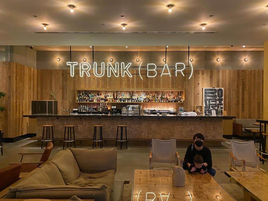 のインスタグラム：「東京ではホテルステイが定番になった我が家。 中でも @trunkhotel は、いろんなシーンが楽しめるから、気に入ってます。  動きが活発になった息子を連れてのレストランは、 なかなか大変なので、 トランクの広いお部屋で、 お友達を招いたり ケイタリングを頼んだり、 水遊びをしたり、 夜、息子と主人が寝た後、下の串で一杯飲んだりね。笑  いろんな楽しみ方で 毎回、大満足でチェックアウト！  トランクキッチンでの朝食と バーカウンターで買うクロワッサンが朝の楽しみ。  また滞在できる日が楽しみ♡」