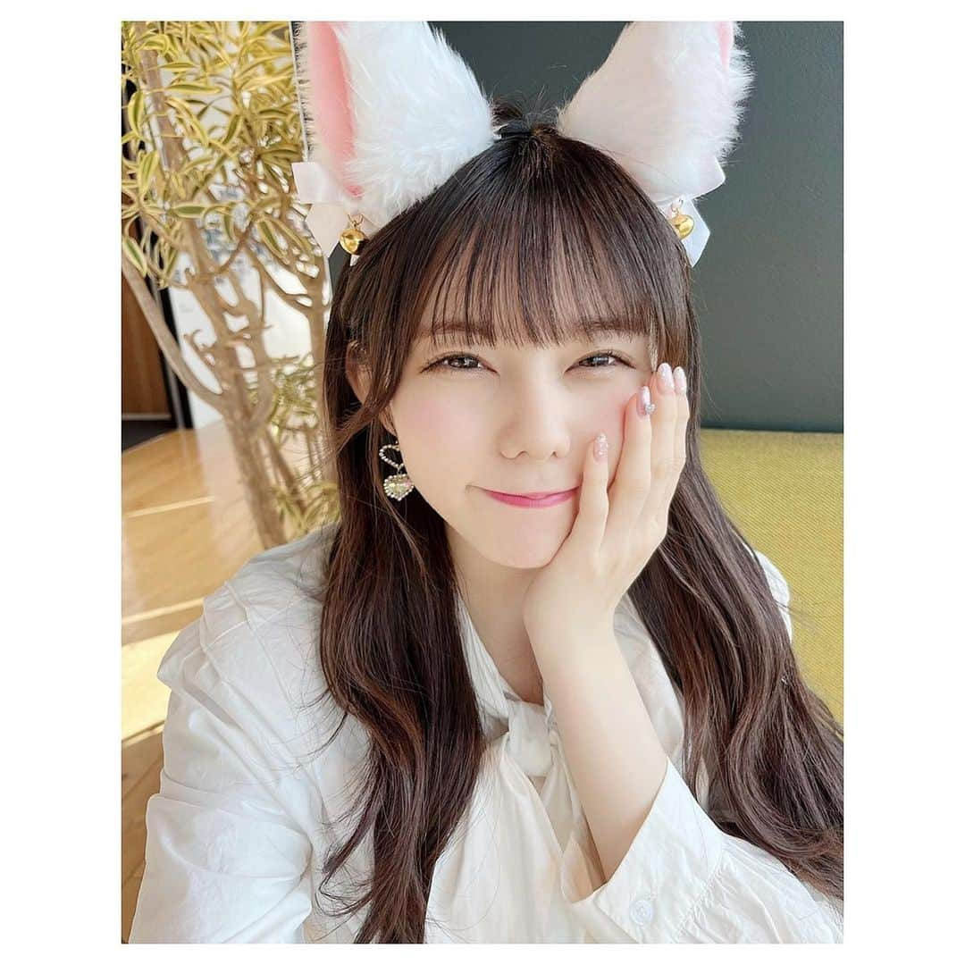 大森莉緒さんのインスタグラム写真 - (大森莉緒Instagram)「・ ・ にゃんにゃん🐈 私の飼い主さんはどこかにゃ？💭  オンライントーク会1日目ありがとうございました☺️🌷  久しぶりに皆さんとお話出来て、とても楽しかったです🙈💓  楽しい時間はあっという間だ...🥺  明日もよろしくお願いします！ ・ ・ #大森莉緒 #おーりお #おりおんず #猫 #猫耳 #白猫 #ブラウス #リボン #instagood #instapic #instaphoto #good #cat #좋아요 #셀카 #셀카그램 #추억 #먹스타그램 #고양이 #고양이의」4月9日 21時57分 - rio.ohmori