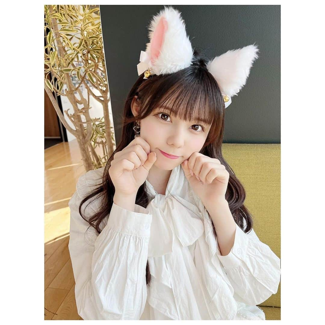 大森莉緒さんのインスタグラム写真 - (大森莉緒Instagram)「・ ・ にゃんにゃん🐈 私の飼い主さんはどこかにゃ？💭  オンライントーク会1日目ありがとうございました☺️🌷  久しぶりに皆さんとお話出来て、とても楽しかったです🙈💓  楽しい時間はあっという間だ...🥺  明日もよろしくお願いします！ ・ ・ #大森莉緒 #おーりお #おりおんず #猫 #猫耳 #白猫 #ブラウス #リボン #instagood #instapic #instaphoto #good #cat #좋아요 #셀카 #셀카그램 #추억 #먹스타그램 #고양이 #고양이의」4月9日 21時57分 - rio.ohmori