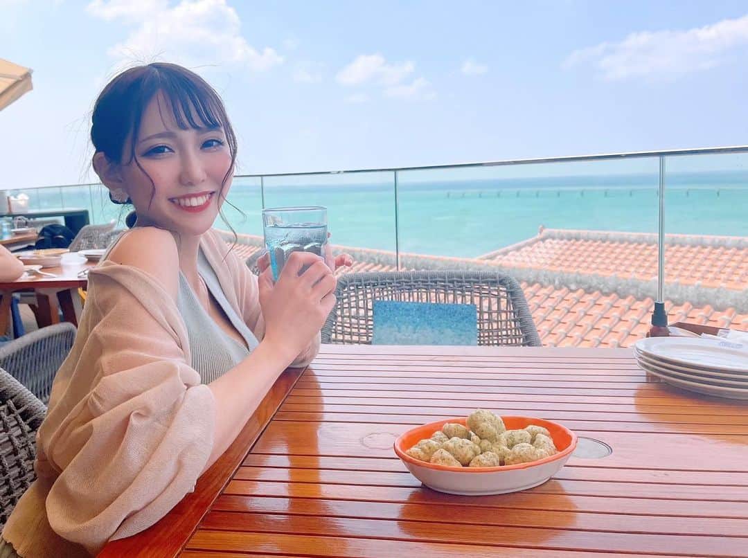 のインスタグラム：「沢山のお誕生日おめでとうメッセージありがとうございます💓 . 大好きな両親に感謝して、笑顔いっぱいの素敵な一年にしたいと思います😊✨ . 誕生日に大好きな映画が2本も公開されるなんて幸せ、、✨ . 写真はいつかの海ー🏝」