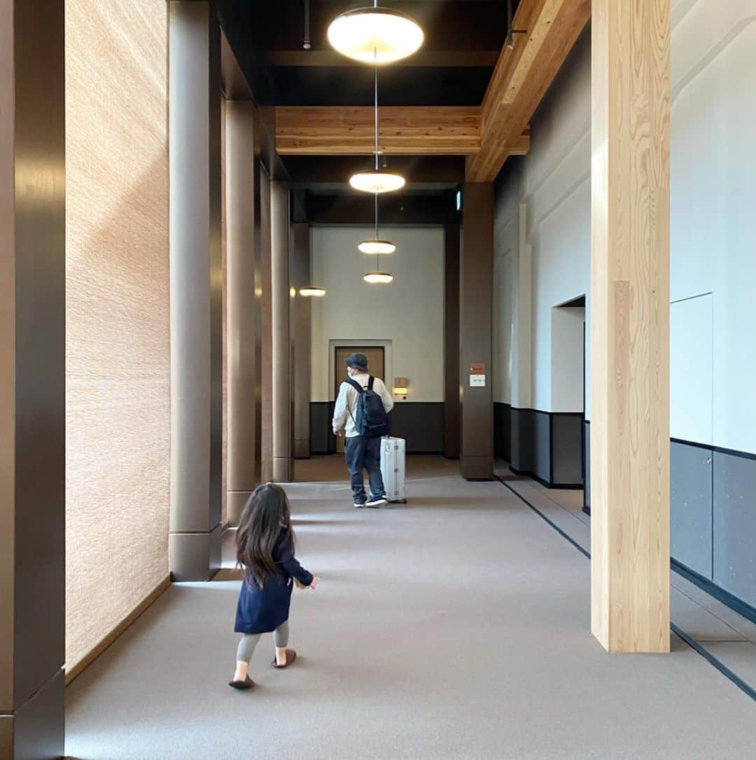 酒井景都さんのインスタグラム写真 - (酒井景都Instagram)「⑤ つ目のホテルはいつかの京都のエースホテル ( @acehotelkyoto ) 。  建築家 隈研吾氏と、LAを拠点とするコミューンデザインとのコラボレーションにより、歴史的建造物の旧京都中央電話局を一部改修した「新風館」の中に2020年にオープンしたホテルです。  新風館はグルメもアパレルも入っているのでホテルからのお食事の動線も良いし、ホテルの中のカフェやレストランも素敵でした。  ホテルのお部屋の窓から見えるマクドナルドⓂ️が開店したり閉店したりする様子を見ていたのだけど、京都なのに日本の景色に感じなかったです。 独特の空気を醸し出した空間の中にいると外の景色までもに影響を及ぼすのか…  けど一歩出るとそこは間違いなく京都で、外の空気との差、空間の温故知新と和洋折衷による不思議の特別な浮遊感を味わうことができます。  ホテルフロントの音響も部屋にレコードあるところも良かったなぁぁ  #ホテル巡り #エースホテル #京都観光 #acehotel #京都のホテル」4月9日 22時46分 - katiiesakai