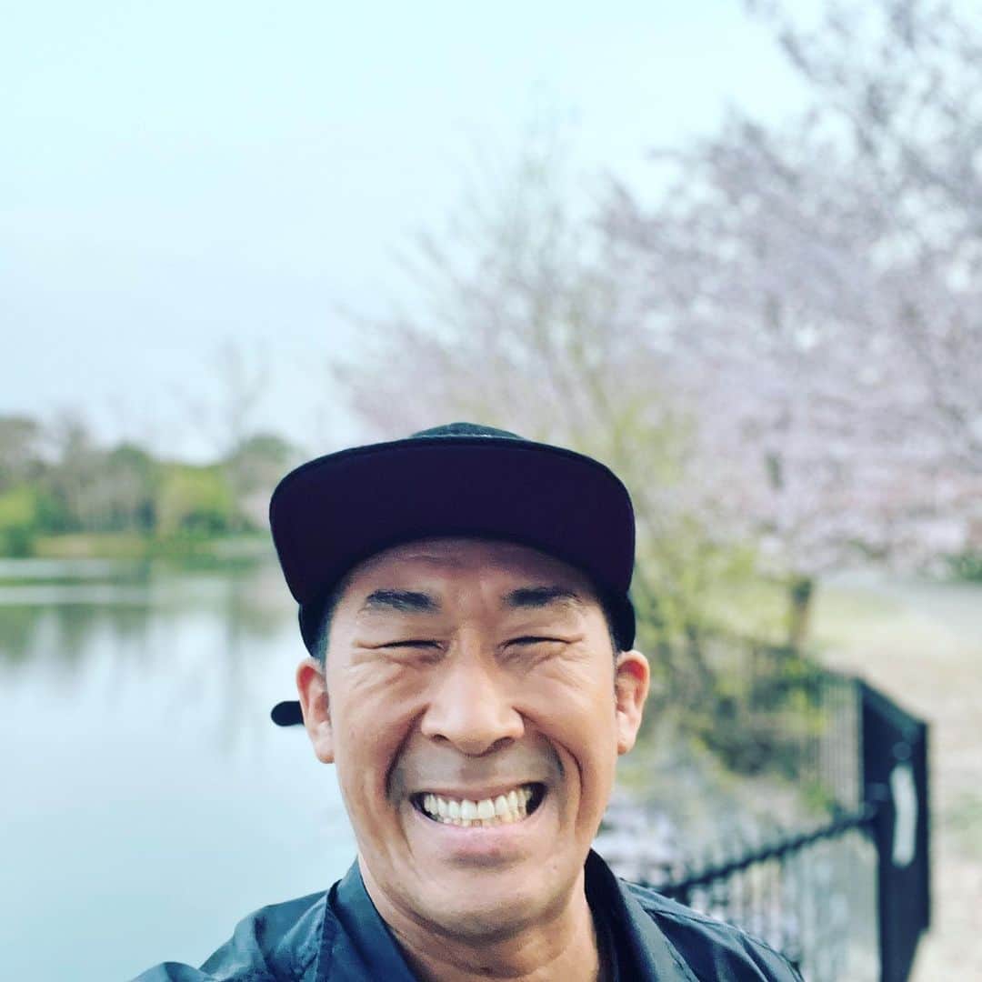田村裕さんのインスタグラム写真 - (田村裕Instagram)「先入観で嫌なのは自分の器も可能性も小さくしてる。  話してみよう。やってみよう。笑ってみよう。  僕は笑う。  #今日は笑えた? #笑えなかったとしても大丈夫 #僕が笑ってる #麒麟田村 #タムラ433 #TAMURA #smile #笑容 #미소 #улыбка #多謝你 #全力笑顔」4月9日 23時51分 - hiroshi9393