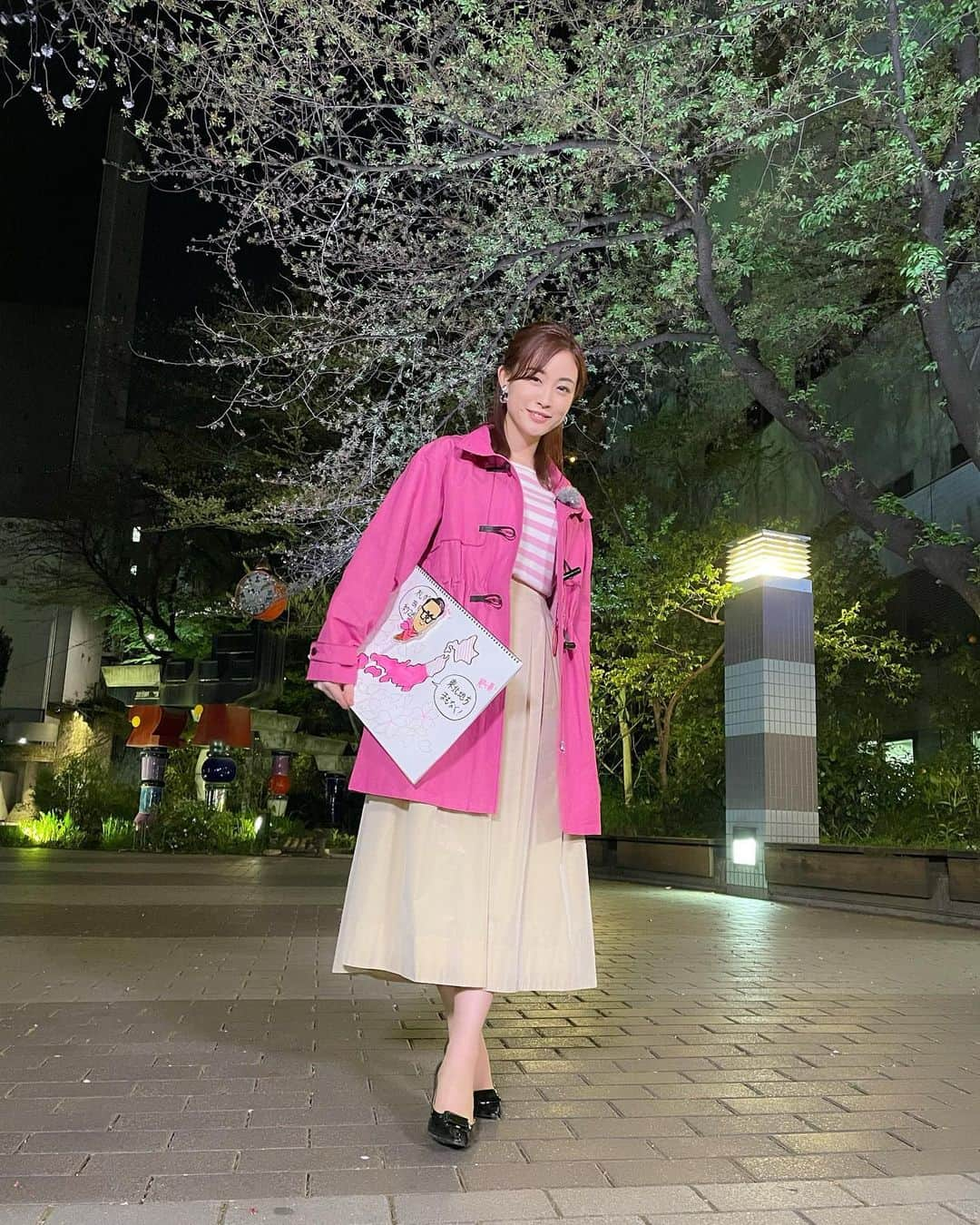 新井恵理那さんのインスタグラム写真 - (新井恵理那Instagram)「桜の妖精が北上中〜♪ きょうは三谷さんがお話がある、と呼んでくださったので伺うと、直々に三谷さんを描くポイントを教えてくださいました! それが、「顔のパーツを中心に寄せて描く」ということ☆ さっそく実践してみました(o^^o)寄せすぎたかな？と思いましたが、みなさんいかがでしょう？  そして 新井恵理那のWeatherニュースキャスターでご紹介した、瀬戸内レモン♪ やっぱりレモンを手にするとあの雑誌をイメージしてキメキメで撮っちゃうな(^O^)笑  #情報7daysニュースキャスター #三谷幸喜 #桜前線 #桜前線北上中 #新井恵理那のweatherニュースキャスター  #新井恵理那 #centforce」4月10日 0時00分 - elina_arai