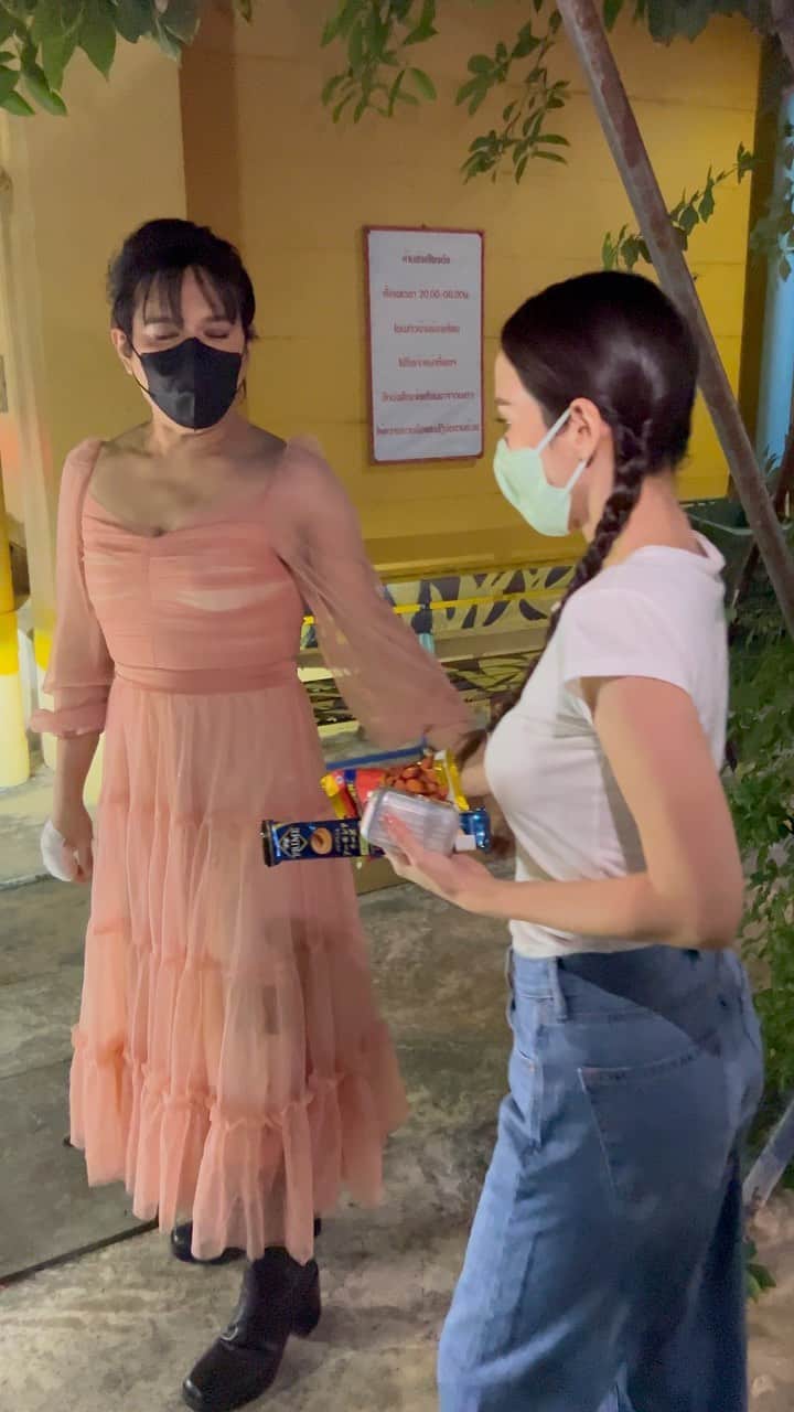 アム・パチャラパーのインスタグラム：「ใครเป็นผู้จัดการ ใครเป็นนักแสดงดูได้จากชุด 😆 นี่คือชุดที่มาดูแลนักแสดงรุ่นพี่ เกินหน้าเกินเบอร์ไปมากกก🤪  @a_supachai1  ขอบคุณแมสสวยๆจากนานานะจ๊ะ😍 @privatestocklabsth」