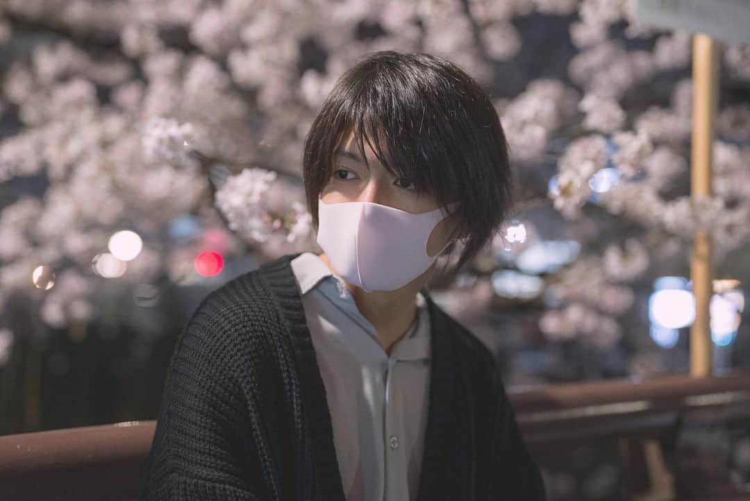 のインスタグラム：「20歳になりました。 正直な所、実感はかなり無いです めちゃくちゃ不思議な感覚でやさぁす。  18で家を出て、大人に混ざり生活していましたが、「子供」の前置きもあり面倒を見てもらって来たと感じています。 これまでは「経験」を1番大事にしていましたが、これからは「感謝」と「責任」それから「挑戦」この言葉を大切にしていきたいなと思っています☂︎  ファンの皆、あれから時間も経って色々変わったけど、僕は僕です。最近知ってくれた方、むてむてに嬉しいです。 これからもよろしくお願いします。沢山構ってね。  友人やお世話になっている方々へ 正直まだまだ未熟者の身なので多々ご迷惑をおかけするかもしれません、、僕自身としてたくさん吸収して成長していきたいと思っているので沢山構ってくれると嬉しいです🧸」