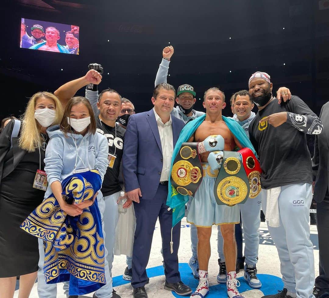 ゲンナジー・ゴロフキンのインスタグラム：「We did it, again. I thank my team for all your great teamwork 💪🏻💪🏻💪🏻 #teamGGG   Бүгінгі жеңіс - командалық жұмыстың жемісі! Біз тағы да өз шыңымыздамыз! Бірге! #teamGGG  Спасибо моей команде за всю проделанную работу! 🙏🏻」