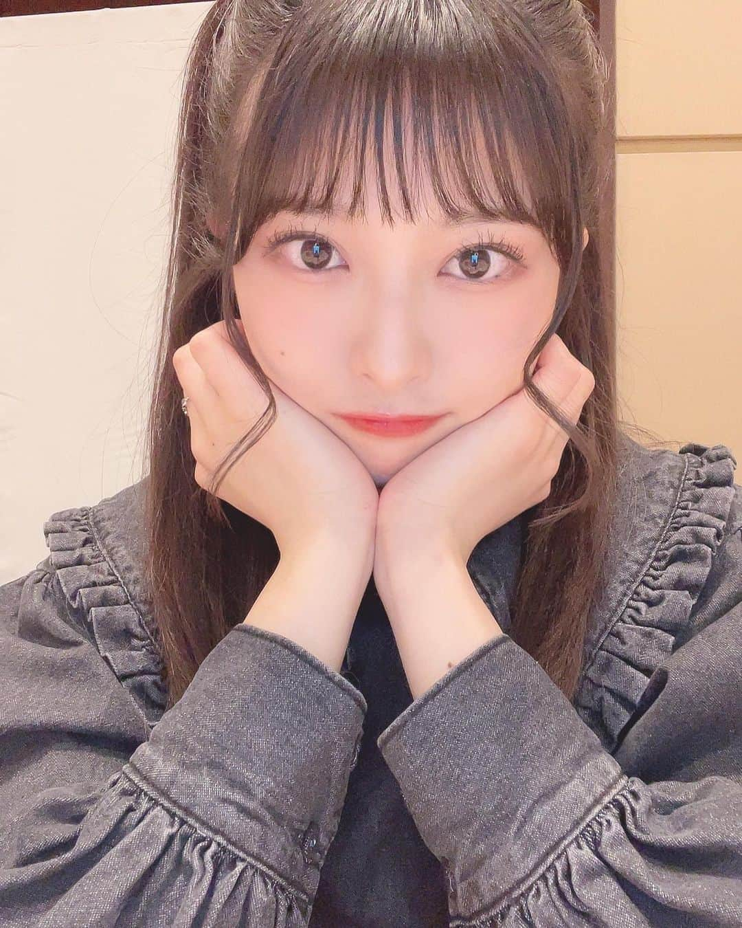 行天優莉奈のインスタグラム：「オンラインお話し会ありがとうございました🖤 大きいフリフリの襟がかわいい♪ めったにしないストレートハーフツインでした😳 これをみられた人はラッキーだったね♪♪ 次は4月末お待ちしてます🥰  #お話し会　#私服　#ハーフツイン #ワンピース」