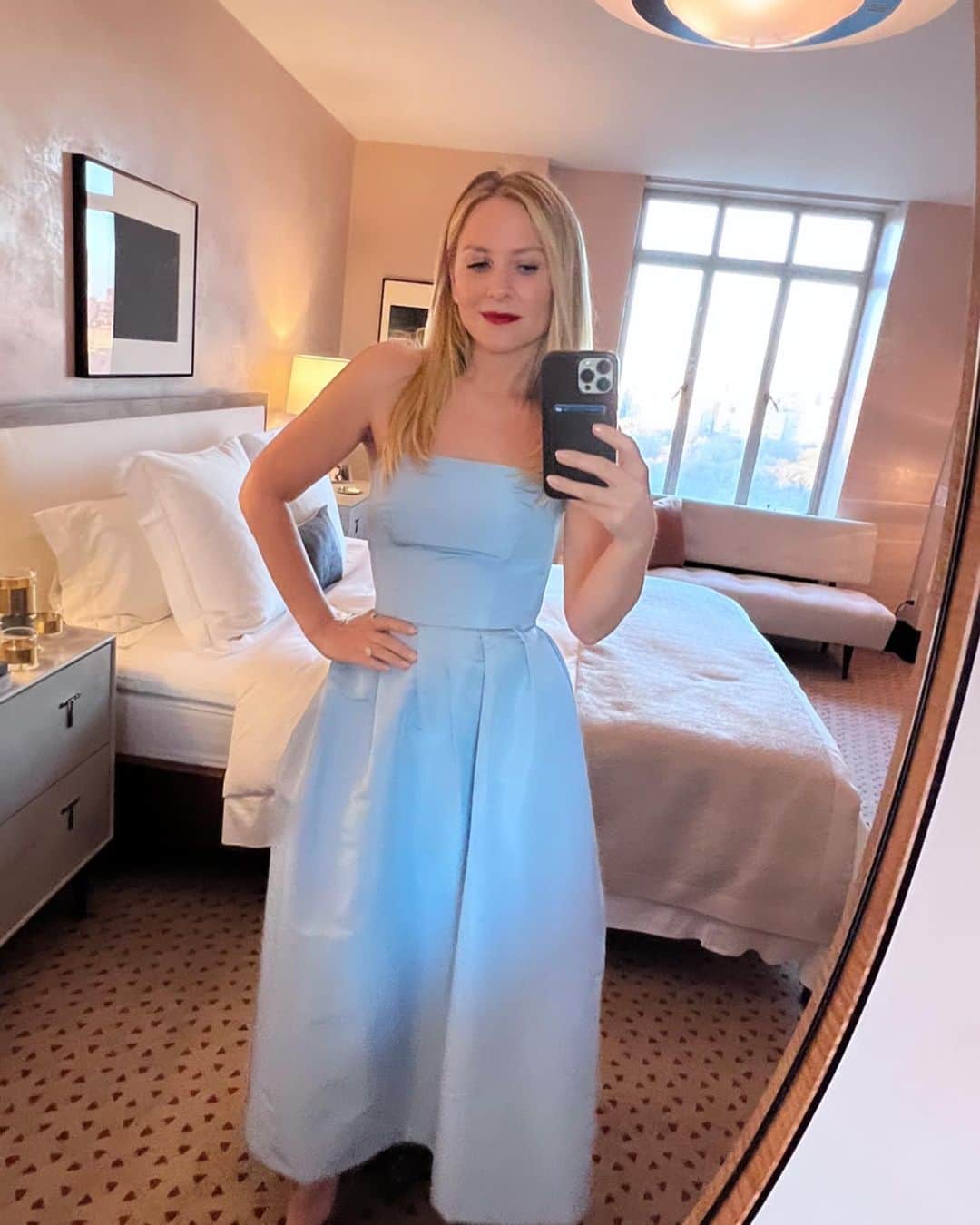 ジェシカ・キャプショーのインスタグラム：「About last night...thank you @saveveniceyf & @thelsd for inviting us to be a part of a lovely evening in support of the many art treasures in Venice that need support and extra TLC.   I'm just going to keep saying it... I love you, NYC. 🍎  Also, skin by @drmacrene @macreneactives ♥️」