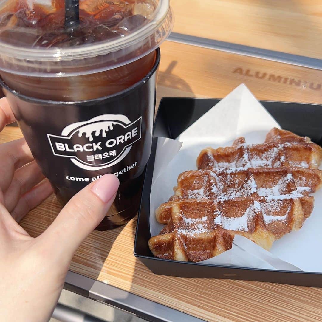 チャ・イェリョンのインスタグラム：「내가 제일 좋아하는 크로플 맛집🥐 블랙오래 @blackorae_dasan  인아랑 아빠랑 삼촌이랑」