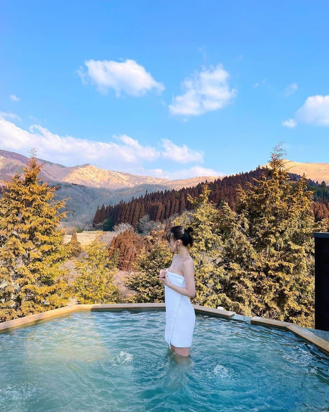 石條遥梨のインスタグラム：「・ ・ ・ 月洸樹の貸切風呂🌱 プールみたいな広さの温泉ってテンション上がるね🤩笑 ・ ・ ・ #温泉#♨️」