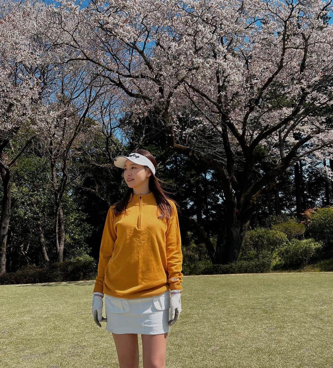 佐山彩香のインスタグラム：「まだ桜もあって ゴルフ日和でした🌸  @tangram_tokyo  @briefinggolf_store_official」