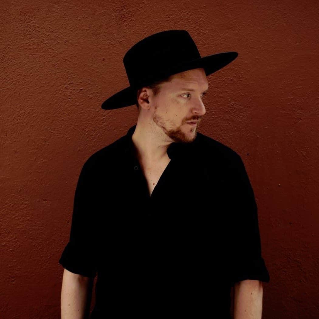 ハ・ヨンスのインスタグラム：「My most dearly cherished artist, @sohn ✨🎤 This sincerely of your music has moved and sustained me through long hours of painting, and many nights filled with sorrow. I wish you you the very best with everything. I hope to catch you on Asia Tour someday.   세상에서 가장 존경하고 좋아하는 뮤지션.  목소리와 선율로 가장 큰 힘을 발휘하는 사람.  작업 중에도 힘들 때도 제가 울컥하며 듣는 음악이 한가득. @Sohn 의 음악에 늘 영감을 얻고 치유받으며 지내요.  온세상에 그의 근사한 노래가 더욱 더 울려퍼지길. 음악 해주셔서 감사합니다.  아시아 투어를 바라지만 역시 제가 갈게요.」