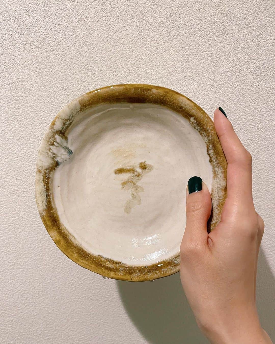 小島梨里杏さんのインスタグラム写真 - (小島梨里杏Instagram)「趣味のひとつ🥣なかなか載せてないけど、自分で作った器が家にいっぱいになってきました🥣  洗い立てで撮ったから 水も滴るいいお皿ショット☺️🥣笑  小皿かわいいよなーー この絶妙な色味気に入ってます。  次なに作ろうかなぁ  #陶芸 #小皿」4月10日 12時01分 - r_riria