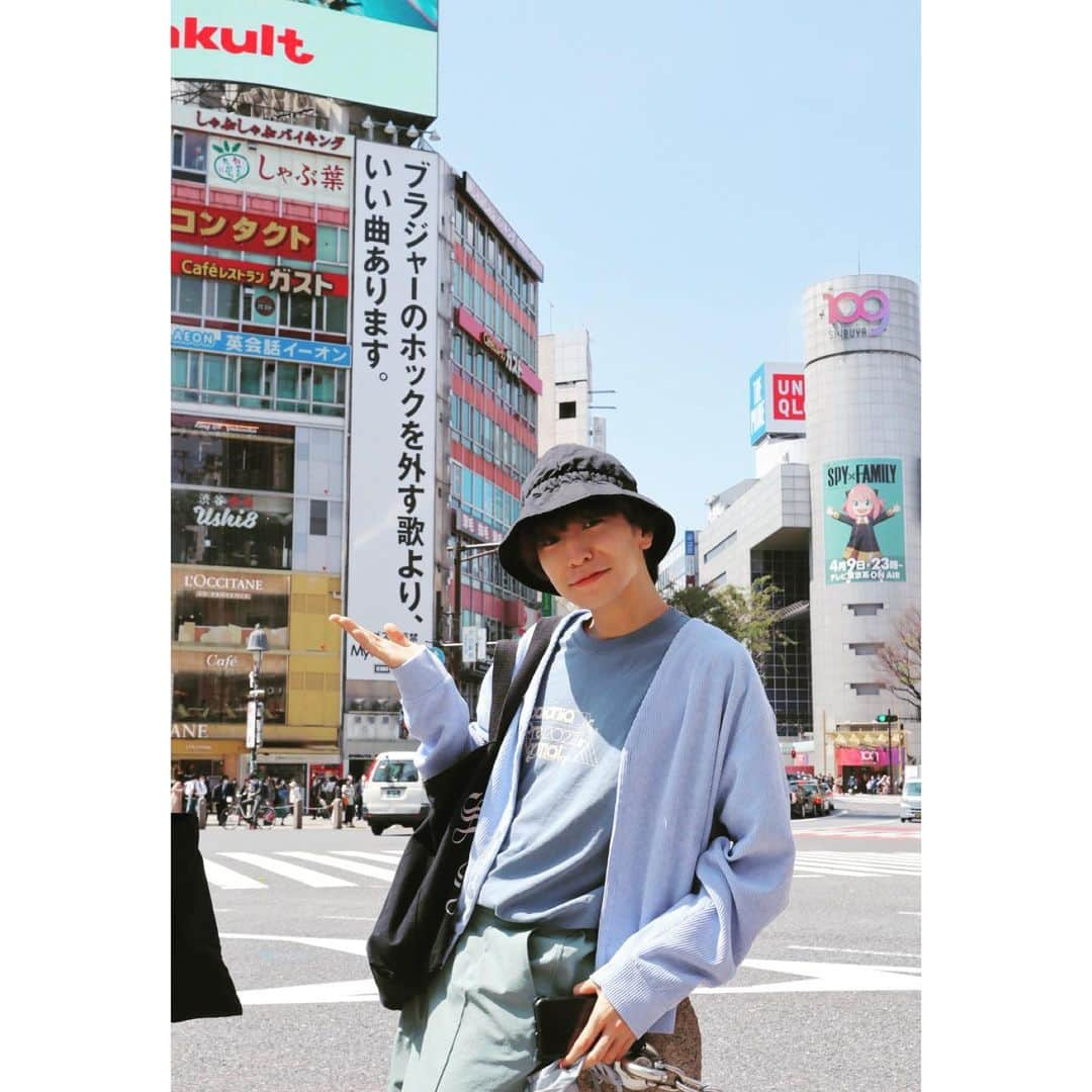 椎木知仁のインスタグラム：「嬉しくて何回も見に行っちゃうよ  #渋谷で取材終わり #レコード会社の稲村さんに #せっかくだから #写真撮ってくださいってスマホ渡したら #いえ私のカメラにお任せくださいと #出てきたガチ一眼レフ #晴天の渋谷で #おじさん対おじさん #若者だらけの週末お昼渋谷で #したことないポーズとるおじさんと #一眼レフ構えるおじさん #個撮おじさん #今すぐ送らせていただきますと #送ってもらった写真は #看板より椎木 #さすが #アーティストファースト #別れ際 #私はまだ渋谷におりますので #何かあれば言ってくださいと言ってくれた #たぶん #連絡先知らない #でもその優しさも #アーティストファースト #宣伝してもらった分も #またバンド真摯に頑張るぞ #宣伝してよかったなと思ってもらいたいな #看板も片方は今日まで #myhairisbad  #サブスク解禁」