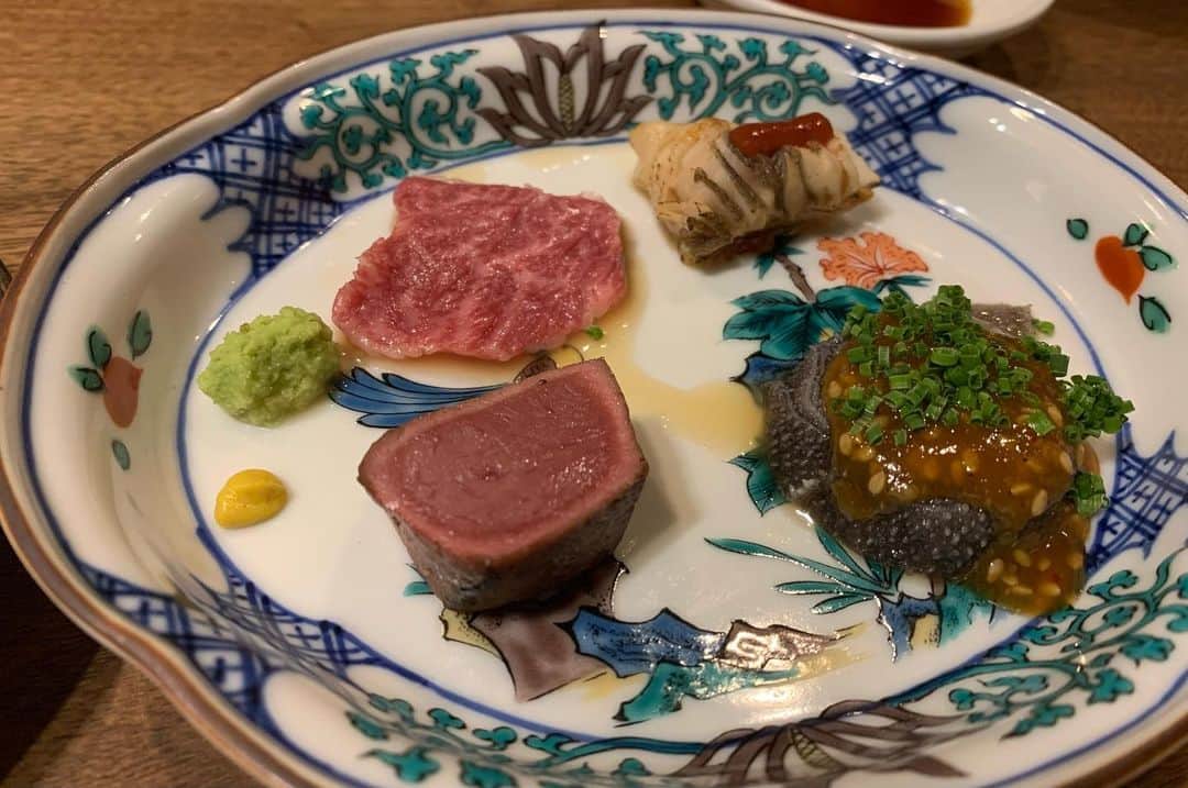 忍成修吾のインスタグラム：「昨日は日頃からお世話になってる方々に結婚のお祝いをして頂きました！いつもにも増して凄いメニュー！どれも絶品でした。諸々の持ち込みのモノも美味しかった~。楽しい一夜でした。有難う御座いましたm(_ _)m」