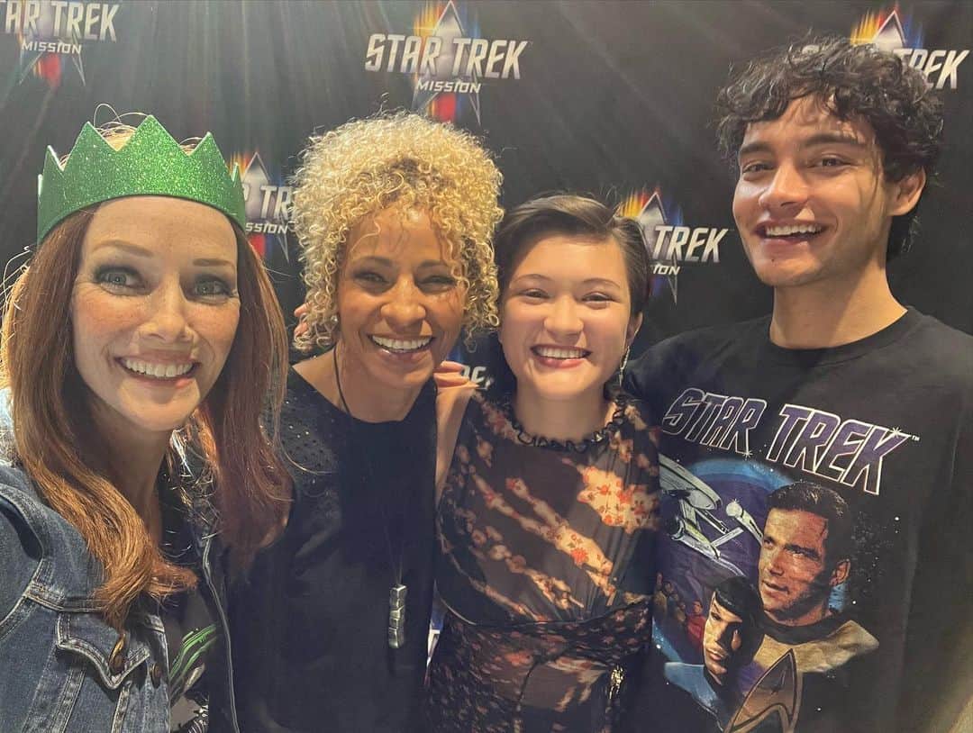 アニー・ワーシングのインスタグラム：「Hi from #StarTrekCHI! @startrekmissions  🖖🏼😘💚」