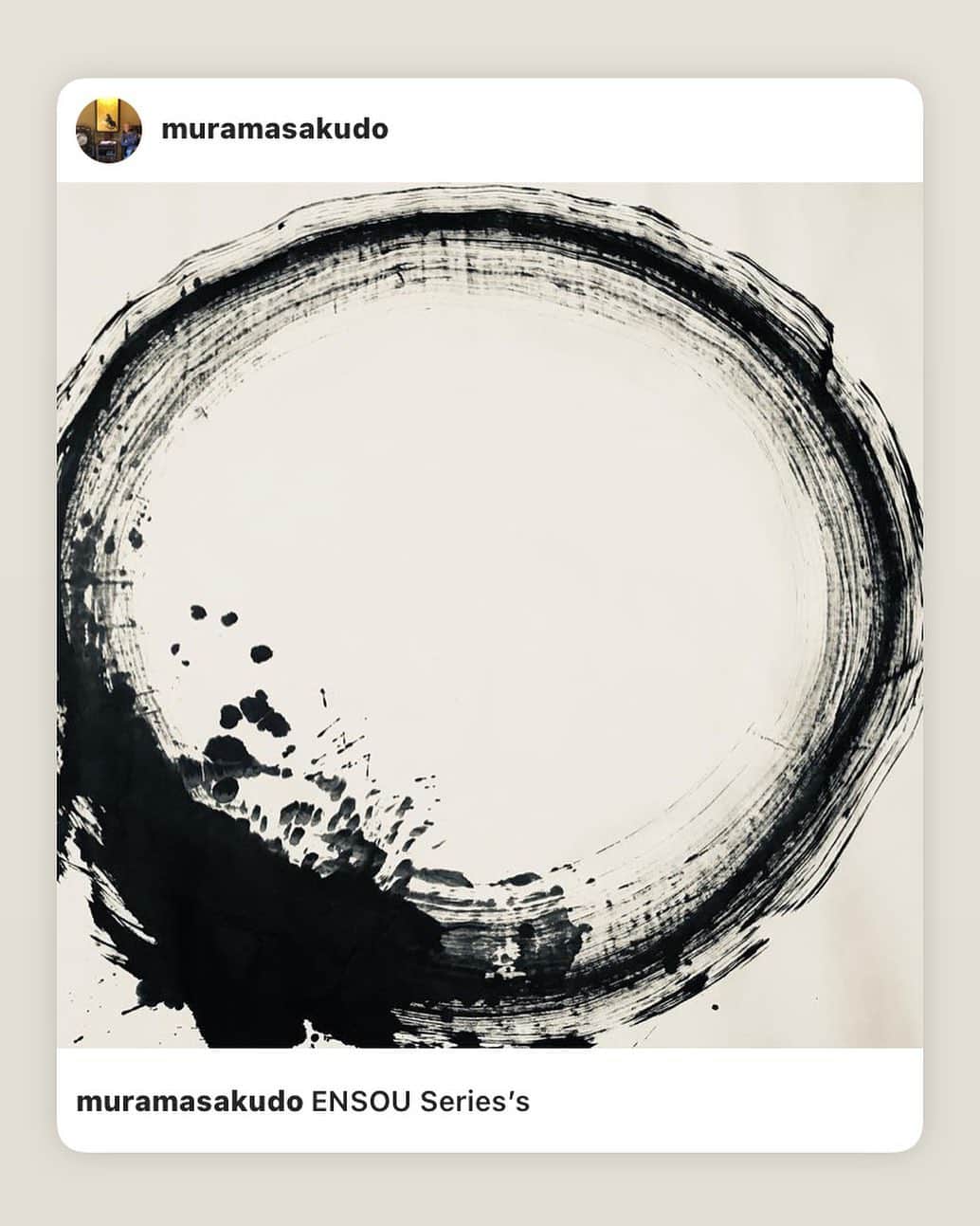 工藤村正のインスタグラム：「2015年４月7日の投稿…自分への戒め  KUDO STUDIO MARINADELRAY USA  長年に渡ってロスアンジェルスのヨットハーバー近くのマリナデルレイ、クドウスタジオ、いつも開かれていたドアは静かに閉じられた…  何十人もの勉学の徒があちこちの国から寝食を共にしながらも…勉強していた…  鳥の巣に餌を運び続けた老けた鳥だったが、時も過ぎ自分の事を忘れがちに創作作を続けてきた。  小さいながらも自由な現代バウハウスを目指し体力気力に任せてスタジオを運営して来たが…  修得せんとする者いまだ知らず…  覚悟の底が浅すぎる…  自己啓発、精神本、瞑想、師匠探索行脚…  悟りを得る為の修業…　素敵な欲です…  自我欲… 欲は変幻自在…   で、悟りを得てどうするのか…  で、どこへ行こうとしているのか…  大欲、善欲を知らずして…  お山のてっぺん登り詰め、頂上にたどり着いた到達感は素晴らしい…  一瞬… 無になって、生き方も変わると思った瞬間を、自己の生き様の変換などを誓った方も多かったとであろう…  降りるを知らず、登山は下山をして登山下山。  登る前後の思いも情感も大きな変化があったであろう。  登山だけで降りて来なければ遭難、歩み始めた時の自分と下山し降りた心境の変化はいかがなものだったのでしょう❓  都会に戻り、山頂の一瞬の純粋性を感じたことを持ち続ける人たちもいるであろう… 圧倒的なマイノリティの方達だ。  大悟は、そこそのものが目的地、終着地…程度  何をもって俗世悲しからずや…  悟りを追う者にいまだ  徹底大悟覚醒し得た者の  感界知るよしもなし…  ましてや勉学の徒…　なにをかいわんや…  悟り取り得れば俗世、煩悩より解脱…？  次元の昇格…。。？  悟り地獄、悟り馬鹿…おち入りて  にも関わらず誰が好んで更なる修業を欲するか…  悟後の悟り、徹底大悟への道はそこから始まる…  徹底大悟…　恁麼の人…  そのまま…あるがまま…観るままに…  翻弄されることもなく…　不悪不善…　不死不生…  己が魂、天地一切合切、自由自在境…  何をかはばかる所ありしや…　  対極相違、表裏一体を知らずして  何をか光りを語らんや…  森羅万象いずれをもって陰陽裁断ありえるか…  不能の思惑…不惑を知らず  恁麼の人…学徒を従えず  有志の者…師の面前におもむかず  師の陰徳を観取する  愚人、村正  かく言う私も一生勉強…どこまでの者なのか… 所詮、我欲による無学者…と言う事だろう…  日本の四季折々、精神性の探求… 素晴らしい国だ。 私はこの国に生まれたことに感謝してやまない🙇🏻‍♂️🙏  ーーーーーーーーーーーーーーーーーーーーーーーーーーーー  仏道を習うというは　自己を習うなり  自己を習うというは　自己を忘れるなり  自己を忘れるというは　万法に証ぜられるなり  万法に証ぜられるというは  自己および他己の身心をもって  脱落せしむるなり  自己すすみて万法を証するは迷いなり  万法すすみて自己を証するは悟りなり…  永平寺開祖、道元禅師　正法眼蔵、」
