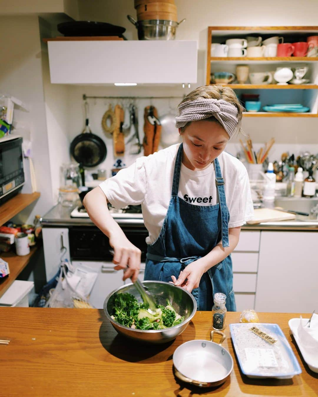 高山都さんのインスタグラム写真 - (高山都Instagram)「毎回、献立にちょっとしたテーマを設けると考えるのも作るのも楽しくなるので、最近の小さなワクワクです。 昨日は、時間もあまりかけたくなかったから、パスタにしよう！と。(うちは @zenb_japan の麺を使ってます。小麦ではなく黄えんどう豆から出来てるので夜に食べても軽い！) 休日のごはん決めは、🙋🏻‍♂️と相談したりもする。リクエストも受け付け可！ 夕方に買い出しに行って、お魚屋さんで立派なイワシがあったので、おろしてもらって簡単に。 塩ふってる間にお風呂に入り、ベッドを整えて、ビール片手にいざ。 作り出したら、25分くらいで完成した昨日のメニューは イワシとフルーツトマトとディルのパスタ ケールとかりかりベーコンのサラダ シラスのフリッタータ🍳 米粉の塩パン ニンニクはゆっくりと温めてオイルに香りをつけて、そこに塩して水気を拭いたイワシを皮面から焼いていきます。ある程度火が入ったら、大胆に木べらで潰して、そこにフルーツトマトとズッキーニを。 味付けは、塩と魚醤、黒胡椒。 麺の茹で汁すこし足して、最後に和えたら仕上げにたっぷりのディルとミントを。 フリッタータは、いつかお店で食べた @ballarini_jp で作られたものを思い出して勝手に再現。 卵にシラスと塩麹、マヨネーズと粉チーズ、たっぷりのバターを熱して入れると、卵が外はこんがり中はふわんとろん。 この器、オーブンも直火もいけちゃうから、今日のキャンプにも連れて行きます😚 #みやれゴハン お皿はフランスで買ってきたヴィンテージと @iskwryuji #石川隆児 さんのもの。 カトラリーは @takemata_yuichi #竹俣勇壱 さん」4月10日 7時32分 - miyare38