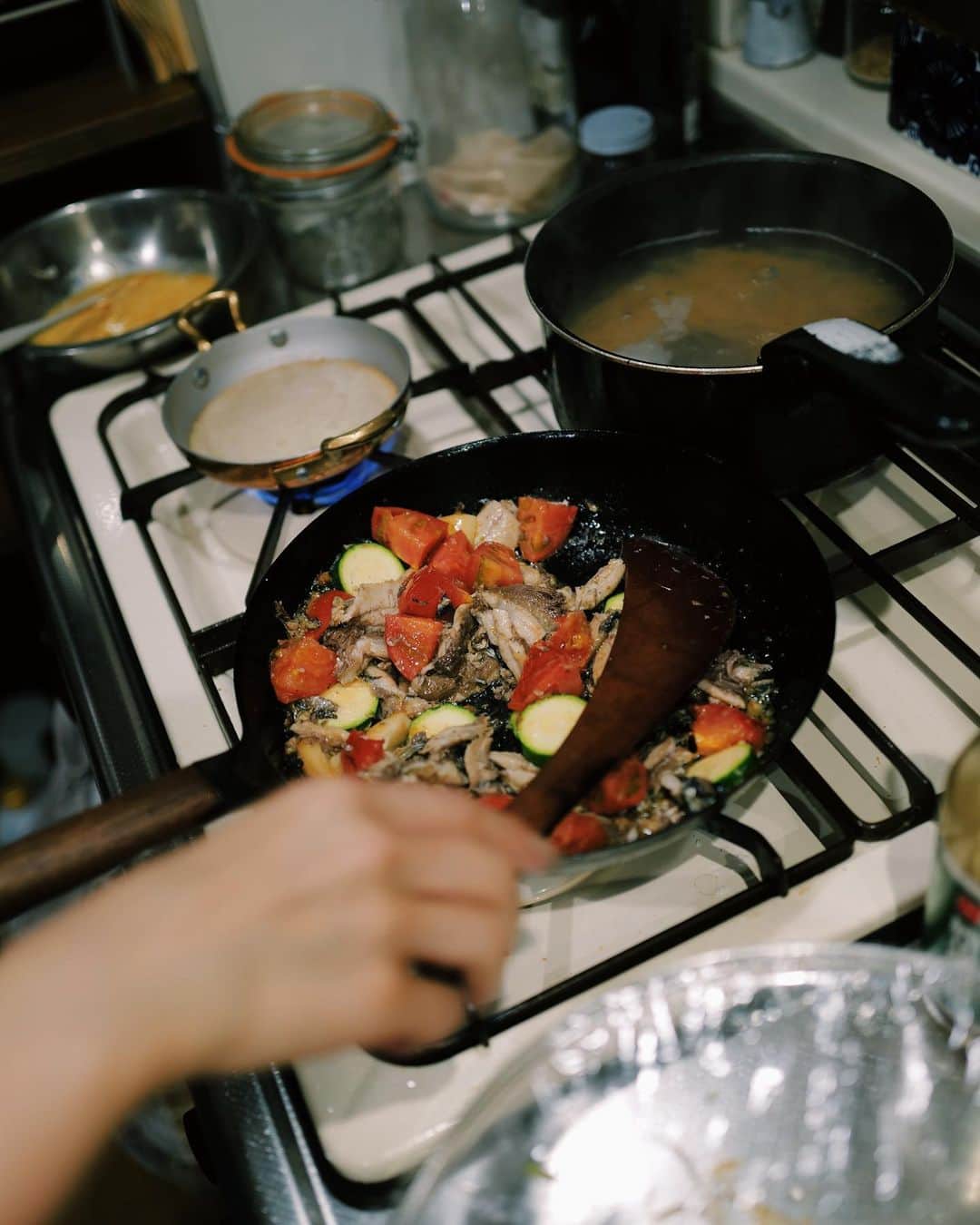 高山都さんのインスタグラム写真 - (高山都Instagram)「毎回、献立にちょっとしたテーマを設けると考えるのも作るのも楽しくなるので、最近の小さなワクワクです。 昨日は、時間もあまりかけたくなかったから、パスタにしよう！と。(うちは @zenb_japan の麺を使ってます。小麦ではなく黄えんどう豆から出来てるので夜に食べても軽い！) 休日のごはん決めは、🙋🏻‍♂️と相談したりもする。リクエストも受け付け可！ 夕方に買い出しに行って、お魚屋さんで立派なイワシがあったので、おろしてもらって簡単に。 塩ふってる間にお風呂に入り、ベッドを整えて、ビール片手にいざ。 作り出したら、25分くらいで完成した昨日のメニューは イワシとフルーツトマトとディルのパスタ ケールとかりかりベーコンのサラダ シラスのフリッタータ🍳 米粉の塩パン ニンニクはゆっくりと温めてオイルに香りをつけて、そこに塩して水気を拭いたイワシを皮面から焼いていきます。ある程度火が入ったら、大胆に木べらで潰して、そこにフルーツトマトとズッキーニを。 味付けは、塩と魚醤、黒胡椒。 麺の茹で汁すこし足して、最後に和えたら仕上げにたっぷりのディルとミントを。 フリッタータは、いつかお店で食べた @ballarini_jp で作られたものを思い出して勝手に再現。 卵にシラスと塩麹、マヨネーズと粉チーズ、たっぷりのバターを熱して入れると、卵が外はこんがり中はふわんとろん。 この器、オーブンも直火もいけちゃうから、今日のキャンプにも連れて行きます😚 #みやれゴハン お皿はフランスで買ってきたヴィンテージと @iskwryuji #石川隆児 さんのもの。 カトラリーは @takemata_yuichi #竹俣勇壱 さん」4月10日 7時32分 - miyare38