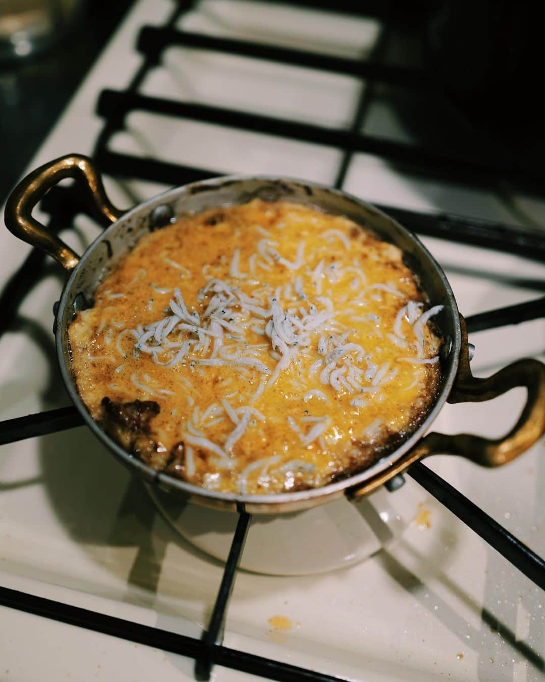 高山都さんのインスタグラム写真 - (高山都Instagram)「毎回、献立にちょっとしたテーマを設けると考えるのも作るのも楽しくなるので、最近の小さなワクワクです。 昨日は、時間もあまりかけたくなかったから、パスタにしよう！と。(うちは @zenb_japan の麺を使ってます。小麦ではなく黄えんどう豆から出来てるので夜に食べても軽い！) 休日のごはん決めは、🙋🏻‍♂️と相談したりもする。リクエストも受け付け可！ 夕方に買い出しに行って、お魚屋さんで立派なイワシがあったので、おろしてもらって簡単に。 塩ふってる間にお風呂に入り、ベッドを整えて、ビール片手にいざ。 作り出したら、25分くらいで完成した昨日のメニューは イワシとフルーツトマトとディルのパスタ ケールとかりかりベーコンのサラダ シラスのフリッタータ🍳 米粉の塩パン ニンニクはゆっくりと温めてオイルに香りをつけて、そこに塩して水気を拭いたイワシを皮面から焼いていきます。ある程度火が入ったら、大胆に木べらで潰して、そこにフルーツトマトとズッキーニを。 味付けは、塩と魚醤、黒胡椒。 麺の茹で汁すこし足して、最後に和えたら仕上げにたっぷりのディルとミントを。 フリッタータは、いつかお店で食べた @ballarini_jp で作られたものを思い出して勝手に再現。 卵にシラスと塩麹、マヨネーズと粉チーズ、たっぷりのバターを熱して入れると、卵が外はこんがり中はふわんとろん。 この器、オーブンも直火もいけちゃうから、今日のキャンプにも連れて行きます😚 #みやれゴハン お皿はフランスで買ってきたヴィンテージと @iskwryuji #石川隆児 さんのもの。 カトラリーは @takemata_yuichi #竹俣勇壱 さん」4月10日 7時32分 - miyare38