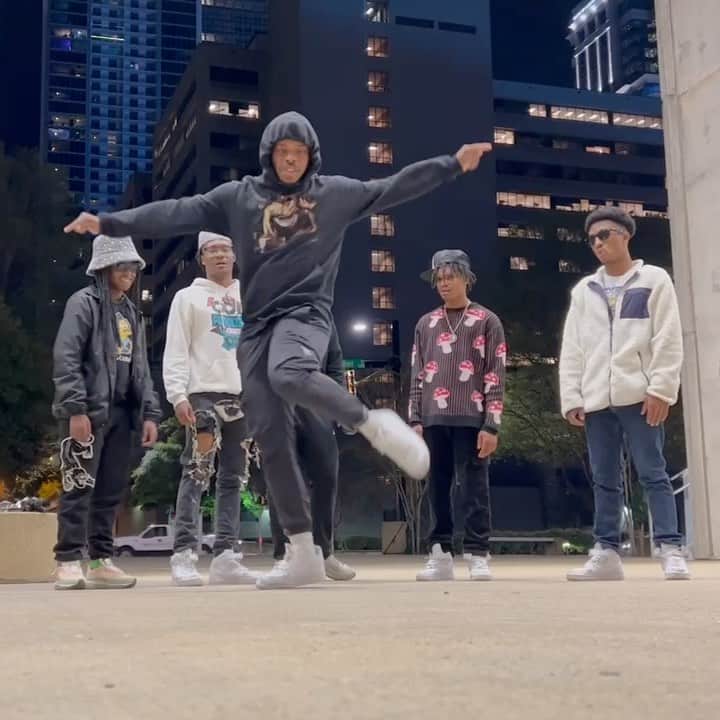 Lil Buckのインスタグラム：「If there was a definition for having to much fun on Tour, we’d be the picture next to it. Honorable mention to @gangstae901 because she went tf off! Everybody did really.🔥🔥🔥 #MemphisJookin」