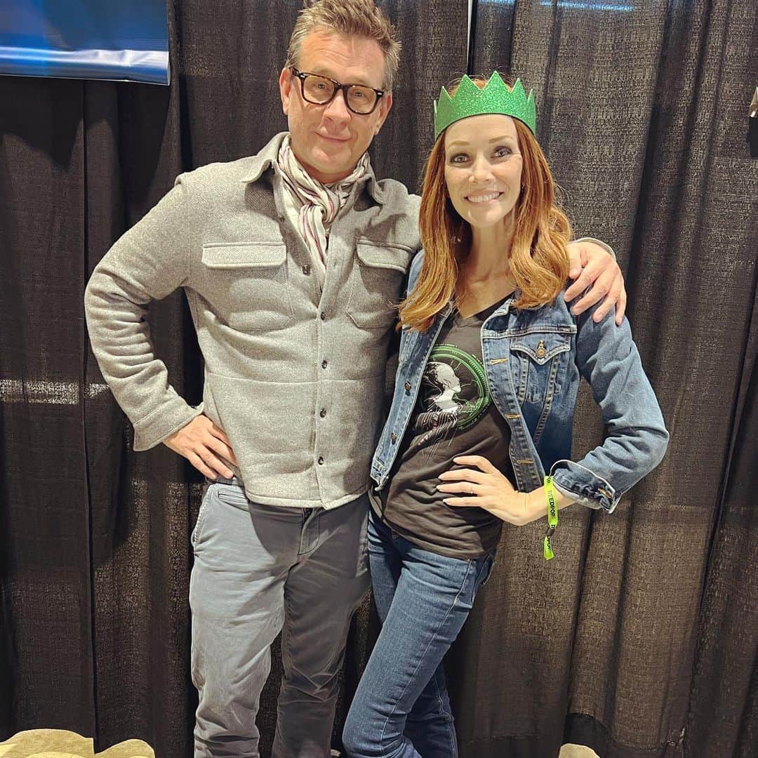 アニー・ワーシングのインスタグラム：「We tried to recreate, but damnit I wasn’t supposed to put MY hand on my hip! @connortrinneer why didn’t you tell me?! #Reunited #TripandLiana #startrekenterprise #oasis  #picard #borgqueen #recreate」