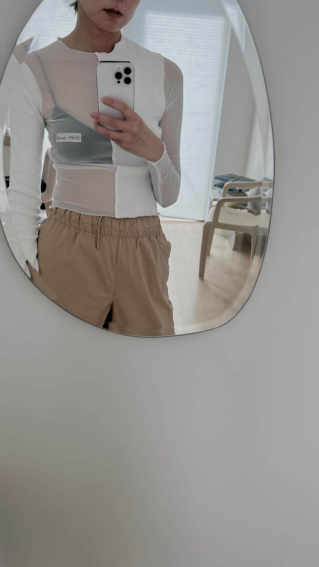 三苫愛のインスタグラム：「@christina_seewald トップスを色違いで買いました。 どっちも合わせやすそう。」
