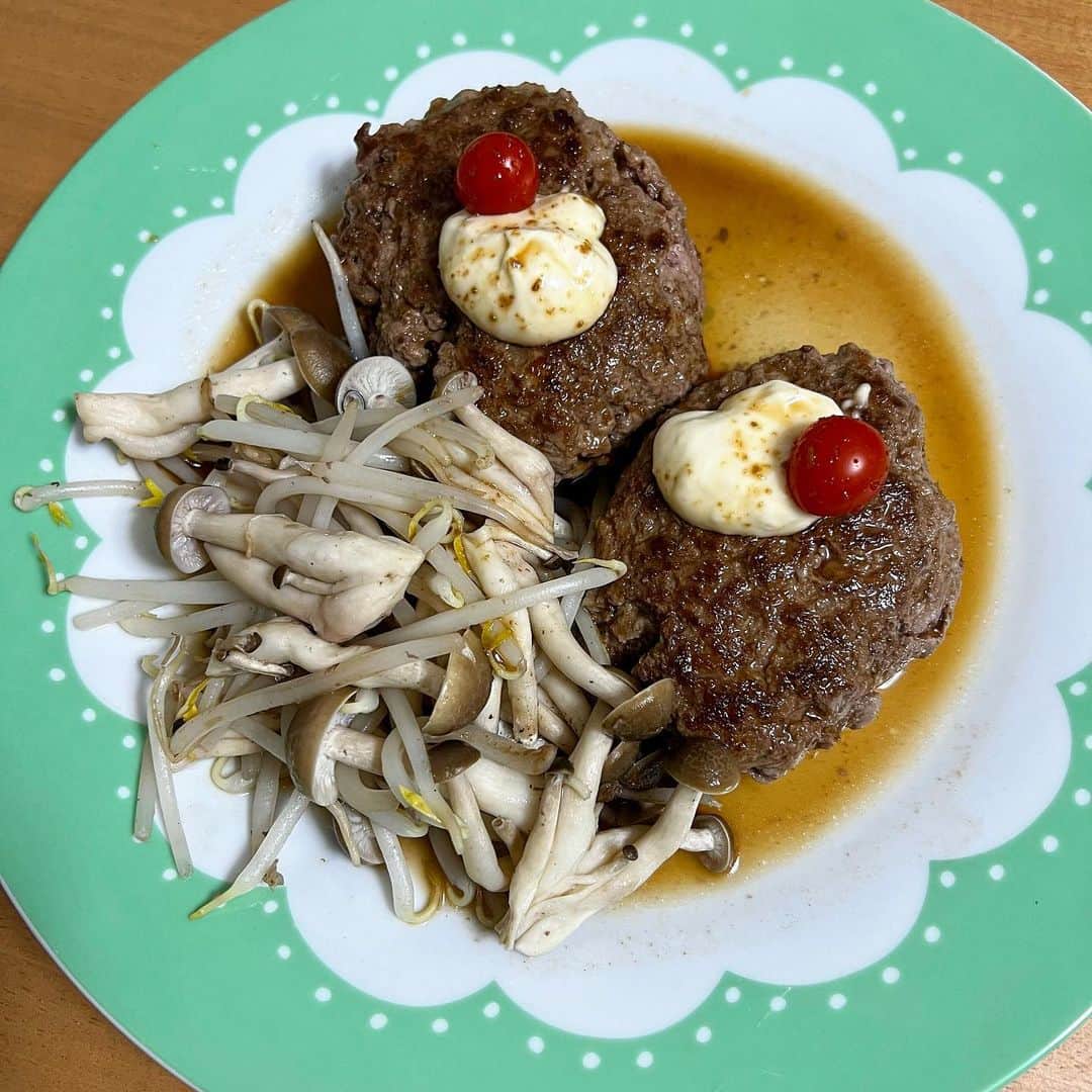 のインスタグラム：「おすすめして頂きお取り寄せした『ランディバーグ』さん😋 @randy_since2000  そのまま焼いても良いそうですが、一度練り直してから焼いた方がより美味しいそうです！ 練っている時にも分かる弾力😳 ハンバーグと言うよりも、肉食べてるって感じが強い🥩🥩 HPにも書いてあるけど、本当にユッケ風でした🥰 めっちゃ好みのﾔﾂ… 久々に家飲みして酔っ払った〜🤪 https://randy.kibidan.jp/ #ランディバーグ #ハンバーグ #お取り寄せ」