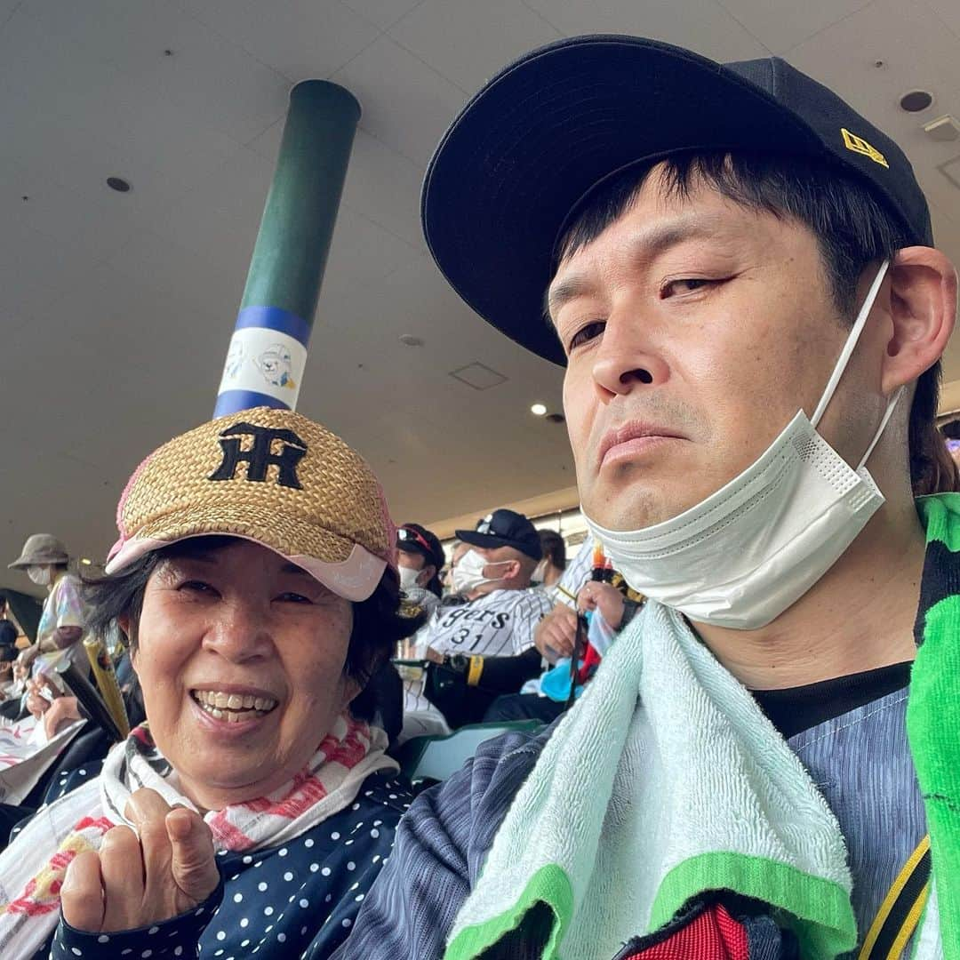 山田スタジアムのインスタグラム：「ま虎っちゃんシートでオカンと観戦！ このコンビで3連敗... お祓い行って来ます(´;ω;)  #阪神甲子園球場 #阪神タイガース #年間指定席 #オカン  #ま虎っちゃん  #阪神ファンの集まる店  #北新地 #ま虎っちゃんありがとう  #大和タオル」