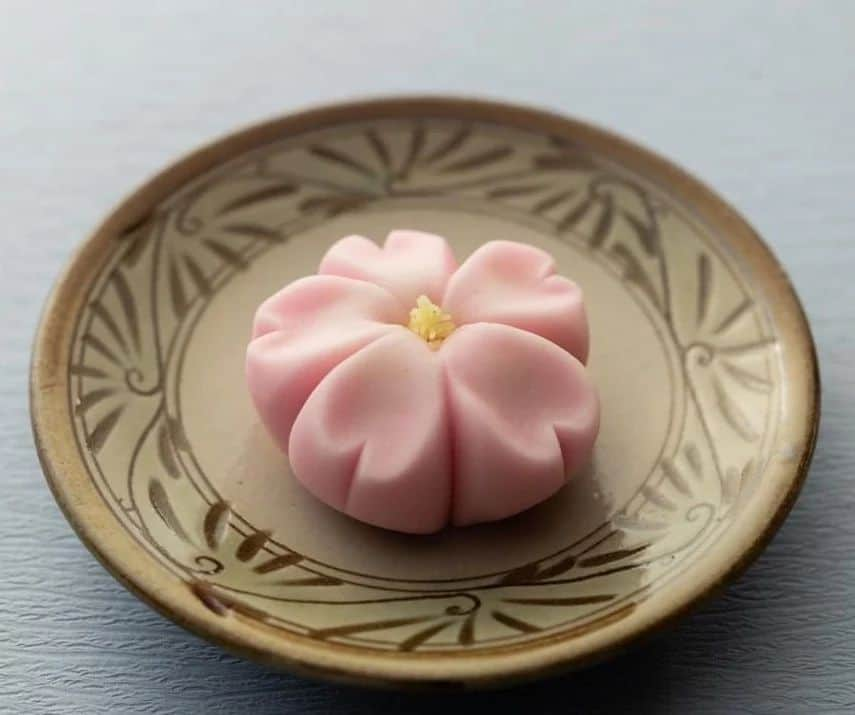 Toru Tsuchieさんのインスタグラム写真 - (Toru TsuchieInstagram)「Sakura, Sakura - Day 6 Weekend is here and I want to share with you a different art today: culinary art. The cherry blossom flower in today's photo is a Japense traditional sweet, called wagashi 和菓子. It is made mainly with rice flour and white bean jam as filling. This exquisite cake typically served during the tea ceremony is made by the chef  @choppe_tt specialized in wagashi, celebrating the sakura season. If you go to Japan in April, you will experience the national sakura fever: in addtion to the cherry blossom trees in full bloom, you will find its flowers everywhere, from food to accessories, even on the girls' nails. Photo credit: @choppe_tt  #typartcruise #typartlove #typartsharing #typartlearning #culinaryart #artoffood #cherryblossomseason #cherryblossomflower #japaneseflowercake #sakurablossom #fullbloom #springblossoms #sakuramonth #sakurasakura #sakuraflower #sakurafever #wagashi #sakurawagashi #pinklovers #sakuraobsession #japanesetradition #japanesesweets #japanesedessert #delicateflower #exquisitecake #riceflourcake #whitebeanjam #japanesecultures #wagashidesign #wagashiart」4月10日 9時42分 - choppe_tt