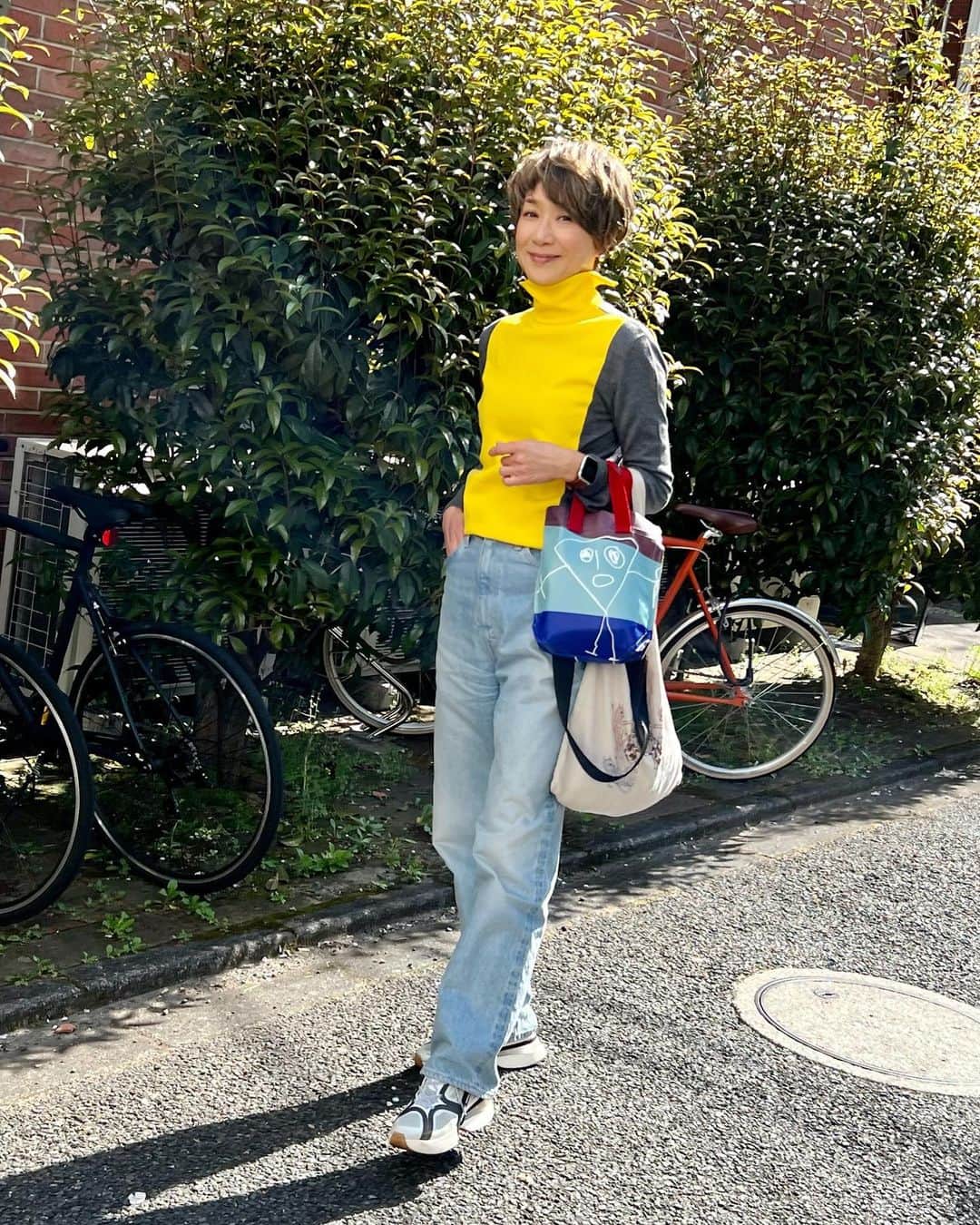 黒田知永子のインスタグラム：「. 太陽の光がキラキラ強くなってきましたね〜☀️ 元気が出る💛ニット☺︎ しかし…UVケアの季節！ちょっと面倒よね💧  #uvケア何使ってる？ #planc #黒田知永子  #chiekokuroda   ブランドは画面をタップしてみてね。」