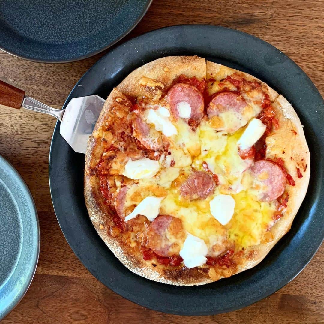 安田美沙子さんのインスタグラム写真 - (安田美沙子Instagram)「少し前に教わったピザ🍕  おうちで作ってみました🤍  自分だと失敗するかなーと思ったけど、生地がやぶれないし、のびる！  息子とピザづくりハマりそうです❤️お友達のスタジオにお邪魔したので、持って行きました✨  あたたかくなって、外で過ごす時間が幸せ。。。  今朝はチーズとろりピザ。 食べすぎちゃう🤣  @maikodeluxe  レシピありがとう☺️✨  #pizza #four_o_five @four_o_five_405  @kanaamitsuji  @mitanitouki.official  #みさこクッキング　#手作りトマトソース」4月10日 10時15分 - yasuda_misako