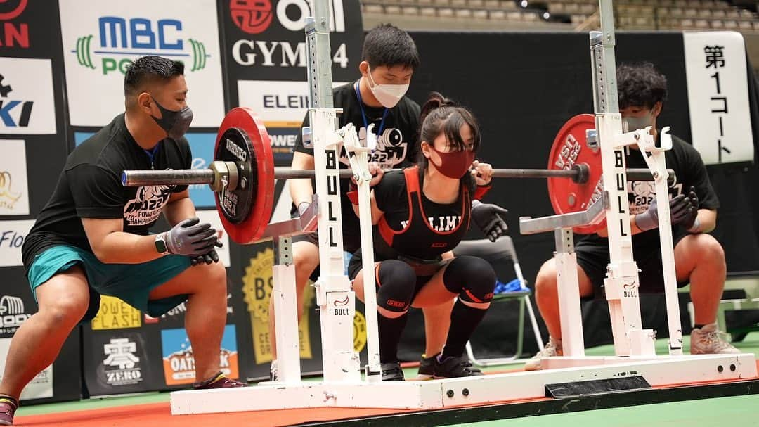 三好春奈さんのインスタグラム写真 - (三好春奈Instagram)「さて昨日は東京パワー、結果は SQ 87.5○ 92.5○ 95×(+15) BP 42.5○ 45○ 47.5○(+2.5) DL 112.5○ 120○ 125×(+17.5) TOTAL 260(+35) でした！🏋🏻‍♀️  とりあえず目標の標準記録はクリア🔥ピーキング中にやった重さは全部挙げられましたし、なんなら失敗しまくってたベンチ47.5がいけたので嬉しい限りです。 SQとDLの重量も、ちゃんと練習すれば全然まだいけるなと確信を持つことが出来たので今回は失敗したけど全然オッケー😇  次は3月のJCPまでにどこまで記録を伸ばせるか、できる限りやっていこうと思います。  そして今回の会場、協賛企業の方が出店されていたり、キッズスペースまで完備されていて本当に凄いと思いました。  三土手先生(@daisukemidote ) 美和子さん(@miwa1050iad ) ノーリミッツのみなさま、 大会運営の皆様、 本当にありがとうございました！ まだまだ精進します🏋🏻‍♀️」4月10日 10時17分 - bassnohalna