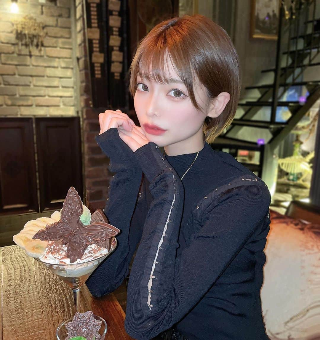 米倉みゆさんのインスタグラム写真 - (米倉みゆInstagram)「このパフェの名前は🦋恋の導き🦋なんだって💕 · 千夏ちゃん( @chinatsu_aoyama0819 )の紹介で、共立美容外科新宿本院いってきたよ～！ ヴァンパイアフェイシャル受けようかなぁと思ってたんだけど、まず顔のターンオーバーを正常にさせてから👋ということで、マッサージピール受けてきた！ · マッサージピールはヴェルヴェットスキン受ける時にいつもやってたんだけど 単体でやるのは初めて🥺 · ピーリングを顔に塗布して指でマッサージしながら馴染ませるだけ！ 痛くないし終わったあとのつるつる感が他のピーリングと違うから やった！感がすごいある(伝わる？) · · 来月ヴァンパイアフェイシャル受けに行きます🧛‍♀️🩸 · · · · · · ·  · #マッサージピール #肌質改善 #エイジングケア #肌荒れ #肌荒れ改善 #肌ケア #美容 #美容オタク #美容マニア #美活 #ピーリング #乾燥肌  #もぐもぐする米倉 #chamberofraven #荻窪 #荻窪カフェ #荻窪グルメ #荻窪ランチ #コンカフェ #カフェ巡り #カフェ部 #可愛いカフェ #かわいいカフェ #ゴシック #ロリータ #ファンタジー #ラウンジ #異世界 #魔法 #チェンバーオブレイブン」4月10日 10時31分 - yone__miyu630