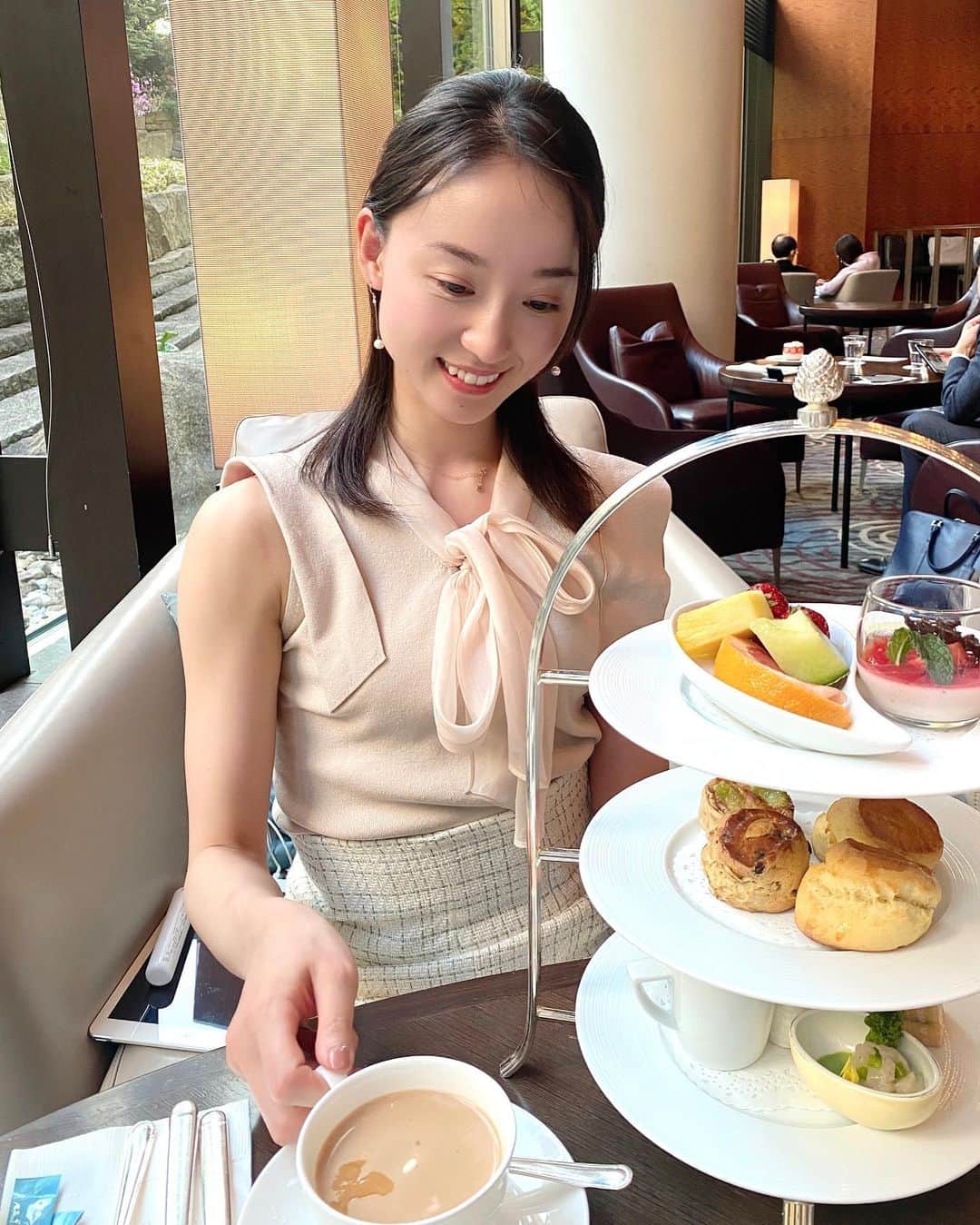 緑友利恵さんのインスタグラム写真 - (緑友利恵Instagram)「ご無沙汰の友人とセルリアンカフェ✨🍃  予約時についてきた アフタヌーンティーケーキ？？  スコーン用のマーガリンをバニラアイスと思い、間違えて食べてしまうという…🤭  食物アレルギーがある場合は、 他の食材と交換してくれるみたいです。 ロイヤルミルクティー好きだな🫖  沢山、笑って楽しい時間でした😊  #東京カフェ#坐忘 #カフェ#セルリアンタワー #cafe #Cafe #喫茶店 #喫茶 #カフェ巡り #カフェ好き #ロイヤルミルクティー好き#カフェ好きな人と繋がりたい #アフタヌーンティー#ロイヤルミルクティー」4月10日 20時32分 - yurie_0416
