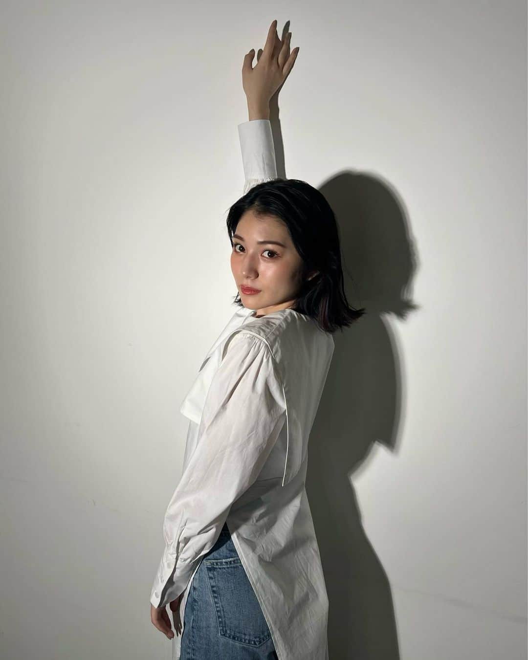 浪花ほのかのインスタグラム：「スリットのワンピースかわいい🌸  ストライプさんとコラボお洋服をどこで買うかわからないと質問が多かったので😳😳  私のプロフィール欄にURL貼ってるので、チェックしてみてください🥦🥦」