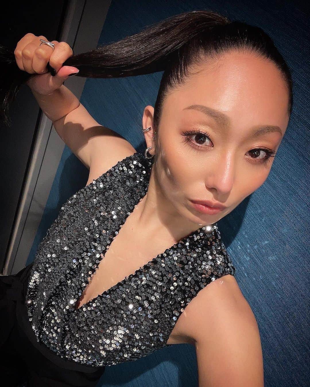 安藤美姫のインスタグラム：「When I went to D.LEAGUE 21-22 ROUND.10 @dleague_official as   🖤GUEST ENTERTAINER JUDGE🖤  It was an honor to be there!!! with amazing Dancers and people who support this event!!!  Thank you so much for having me with you all and thank you for your amazing performance🔥🖤  先日  第一生命 D.LEAGUE 21-22 ROUND.10 GUEST ENTERTAINER JUDGEとして参加させて頂きました🖤  本当にダンサーの皆さんのパッションやダンスにかける想いが伝わってくる 情熱的で最高の時間を過ごさせて頂きました🕊🍀 同じパフォーマー、アーティストとしてとてもいい刺激になり また勉強になりました！  本当にかっこよかったです🔥🖤♥️  まだまだ続きますが引き続き怪我には気をつけて最高のパフォーマンスができますように🕊🕊🕊  🖤GOOD LUCK🖤  #dリーグ  #ダンス #パフォーマンス #安藤美姫  #mikiando #takahiro さん #巻誠一郎　さん」